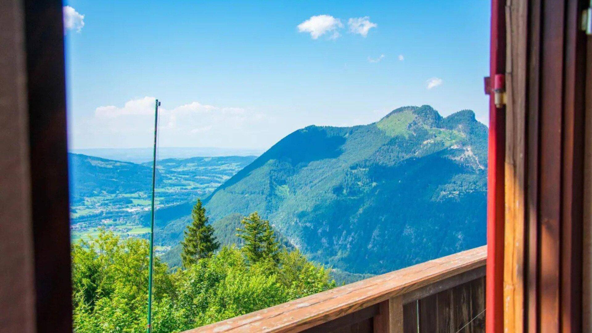 Atemberaubender Ausblick auf die umliegende Berglandschaft und das weite Tal von der Unterkunft.