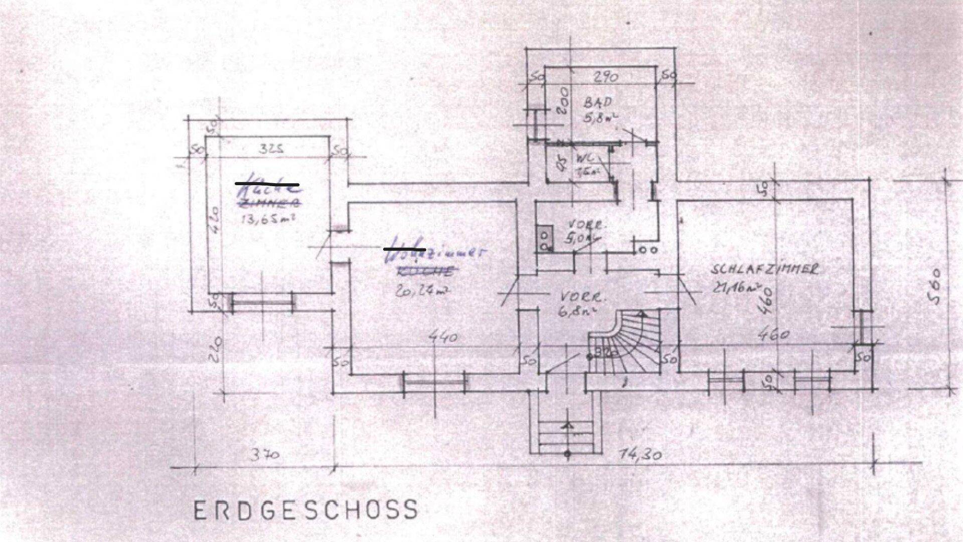 Handgezeichneter Grundriss des Erdgeschosses mit Raumaufteilung und Maßen.