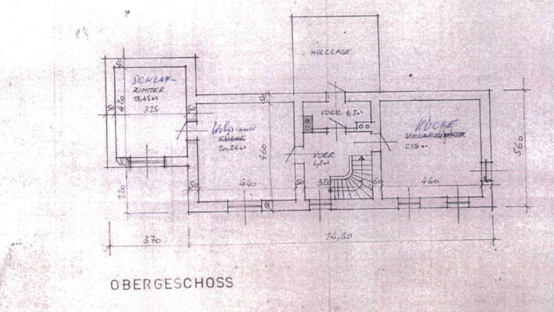 Handgezeichneter Grundriss des Obergeschosses mit detaillierter Raumaufteilung und Maßen.