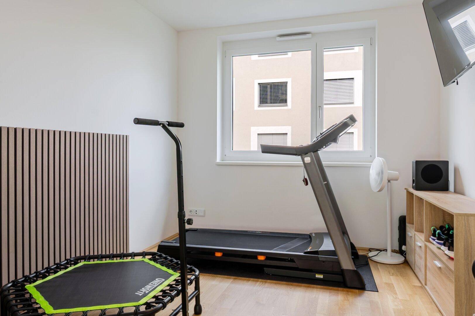Fitnessraum mit Laufband und Trampolin, ideal für das Training zu Hause.