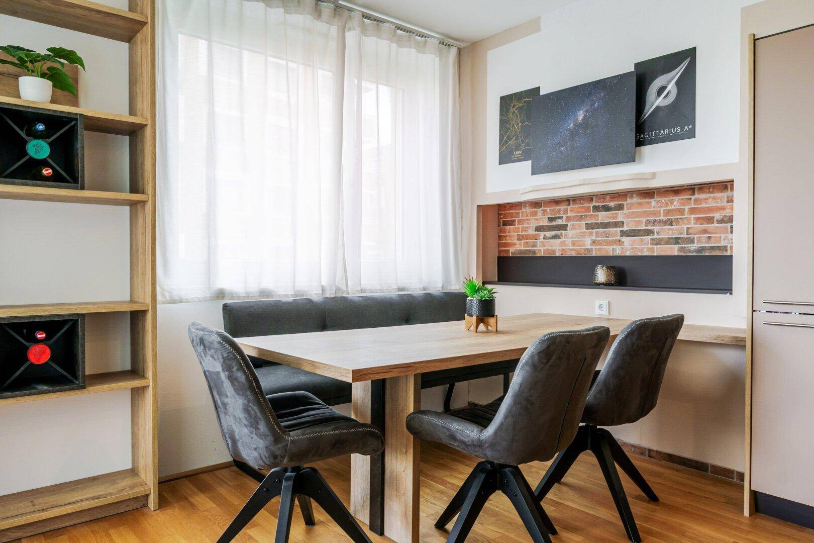 Heller Essbereich mit Holztisch, Sitzbank und modernen Stühlen, ideal für gemeinsame Mahlzeiten.
