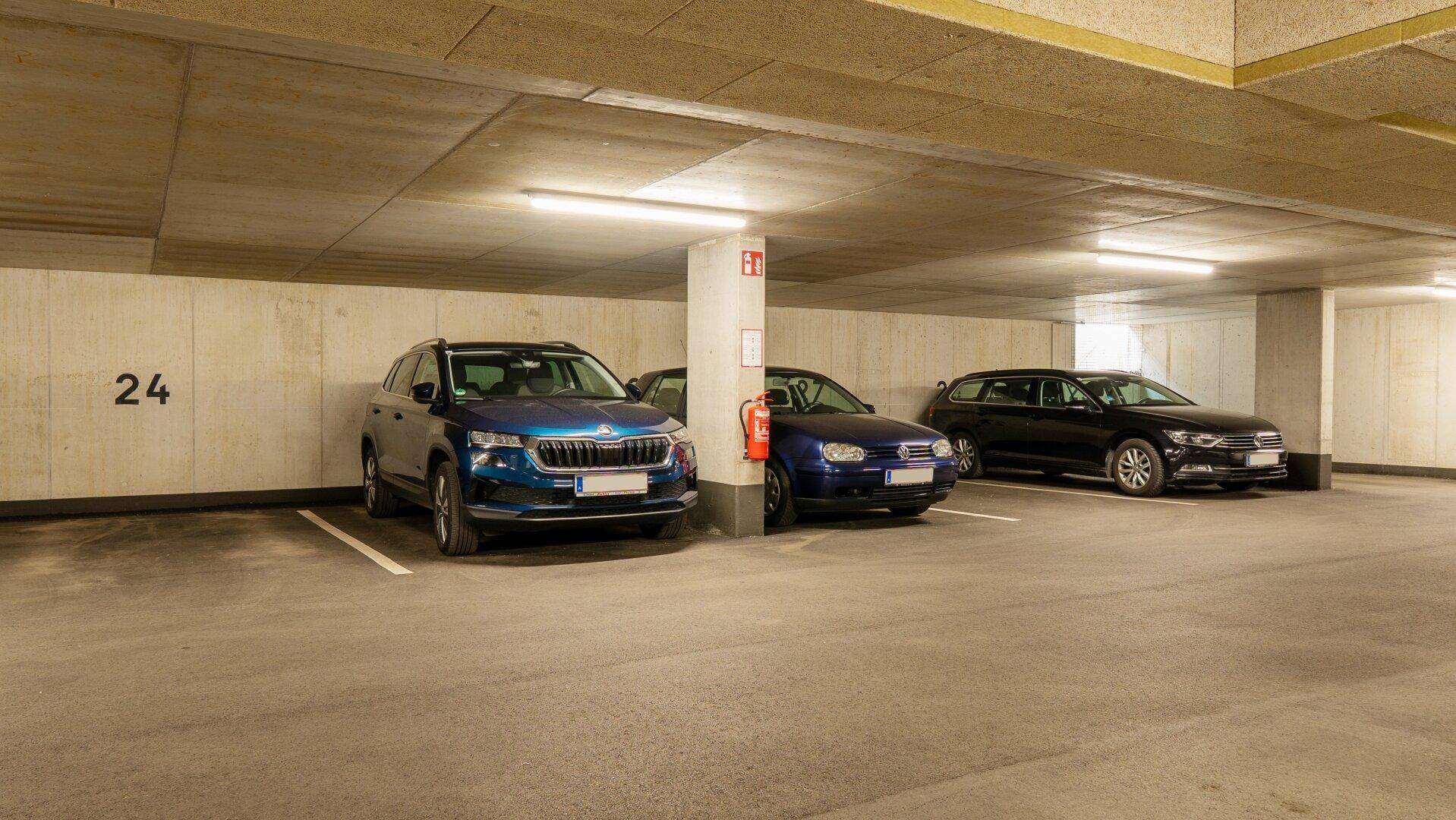 Tiefgarage mit mehreren Stellplätzen und guter Beleuchtung für Bewohner.
