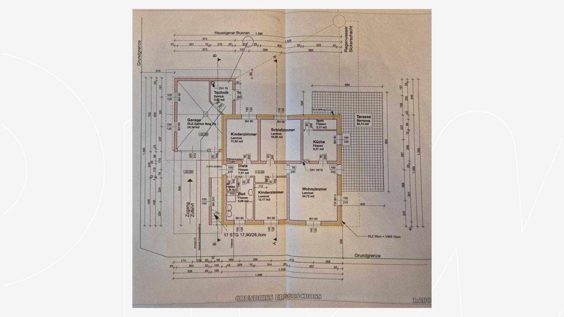 Grundriss des Erdgeschosses mit Wohnzimmer, Küche, Schlafzimmern, Bad und Terrasse.