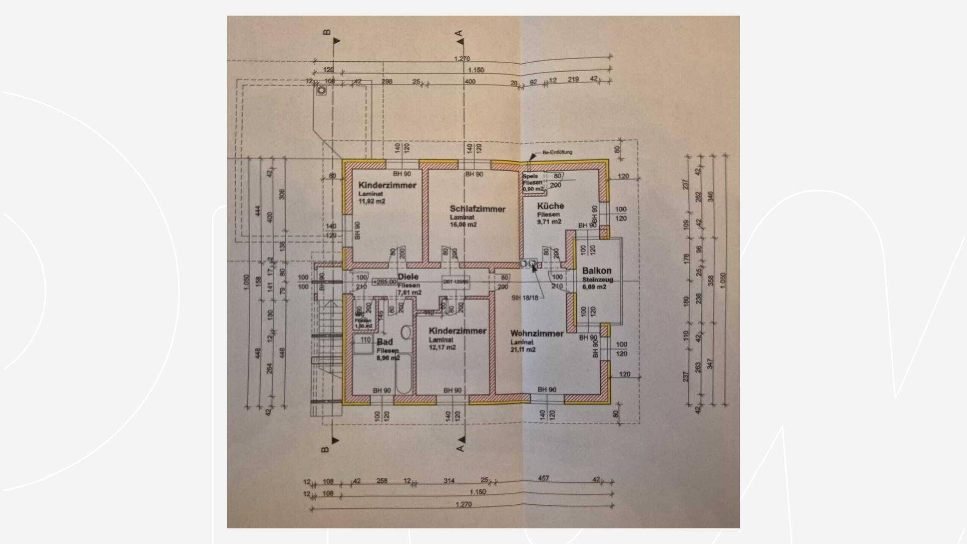 Grundriss des Obergeschosses mit Schlafzimmern, Bad, Küche, Wohnzimmer und Balkon.