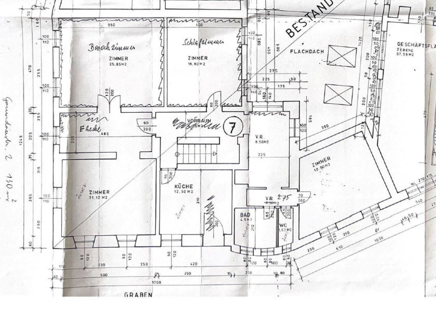 Detaillierter Grundriss mit Zimmern, Küche, Bad und WC, inklusive Bemaßungen.