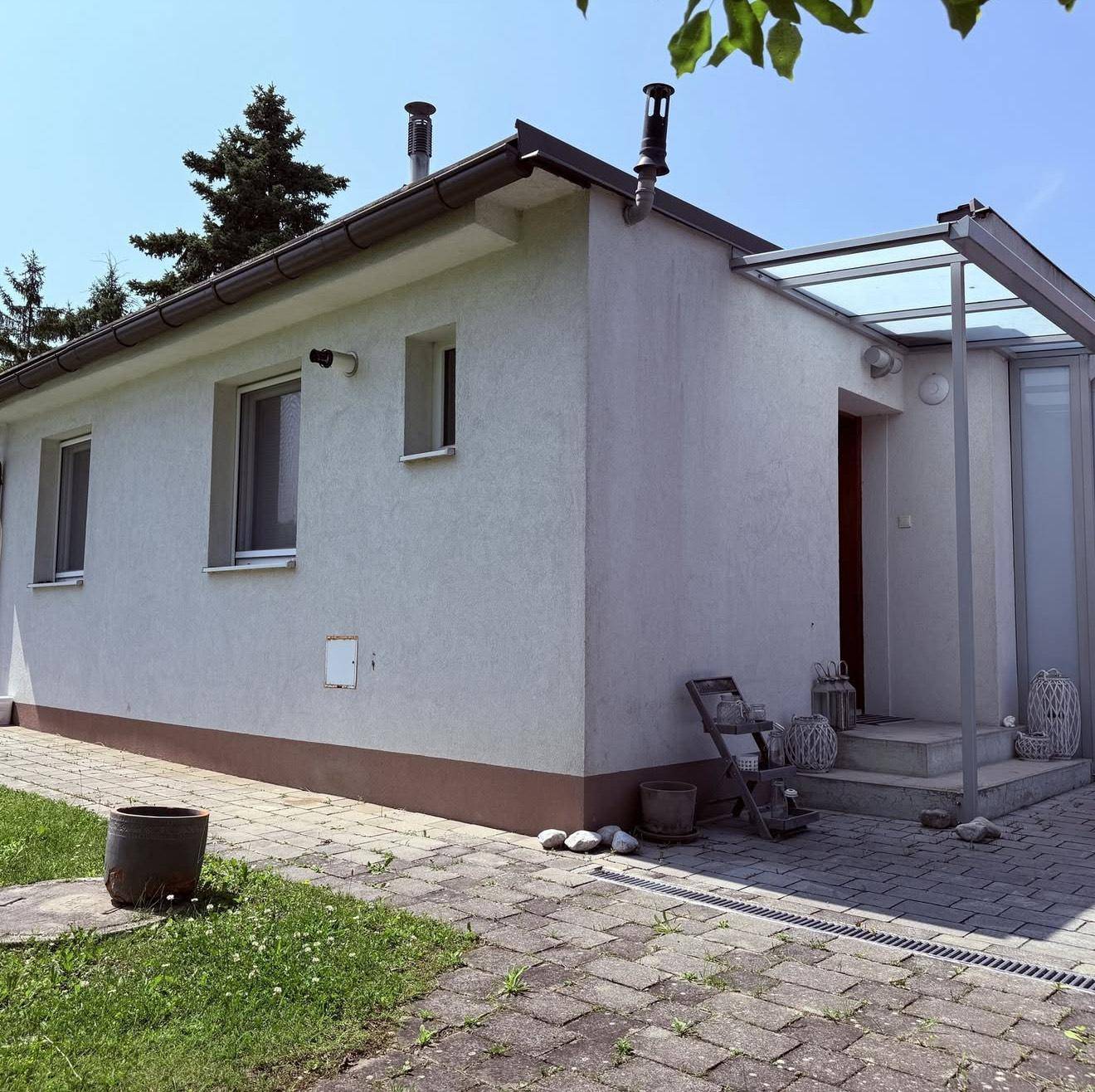 Vollmöbliertes 2-Zimmer-Haus mit Pool und Garten - Ansicht 2