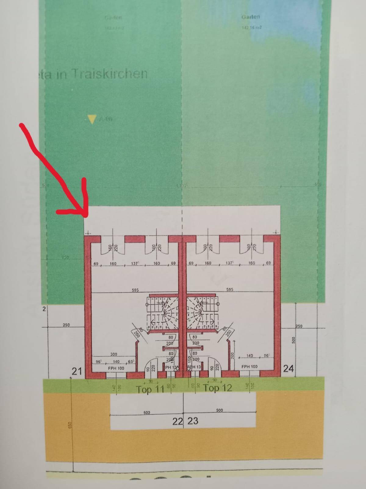 Grundrissplan des Erdgeschosses mit angrenzendem Gartenbereich und Gebäudestruktur.
