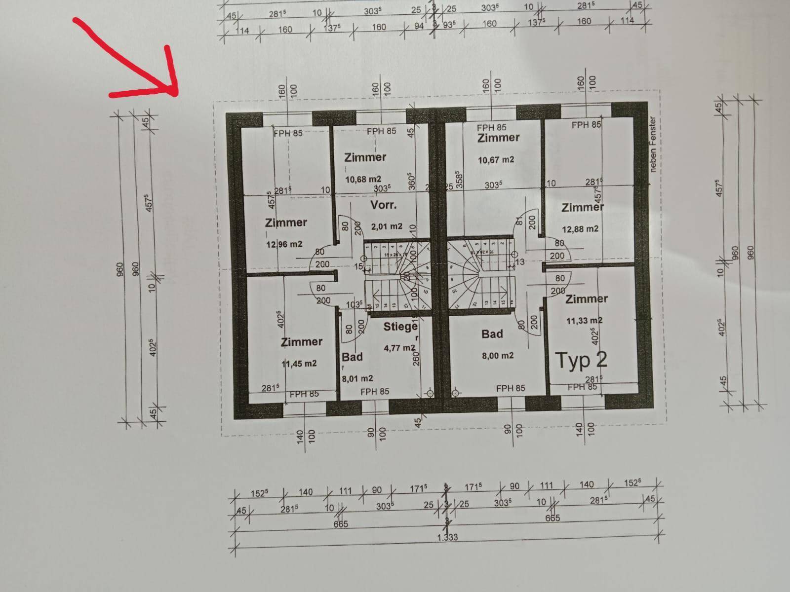 Detaillierter Grundrissplan eines Obergeschosses mit mehreren Zimmern und Bädern.