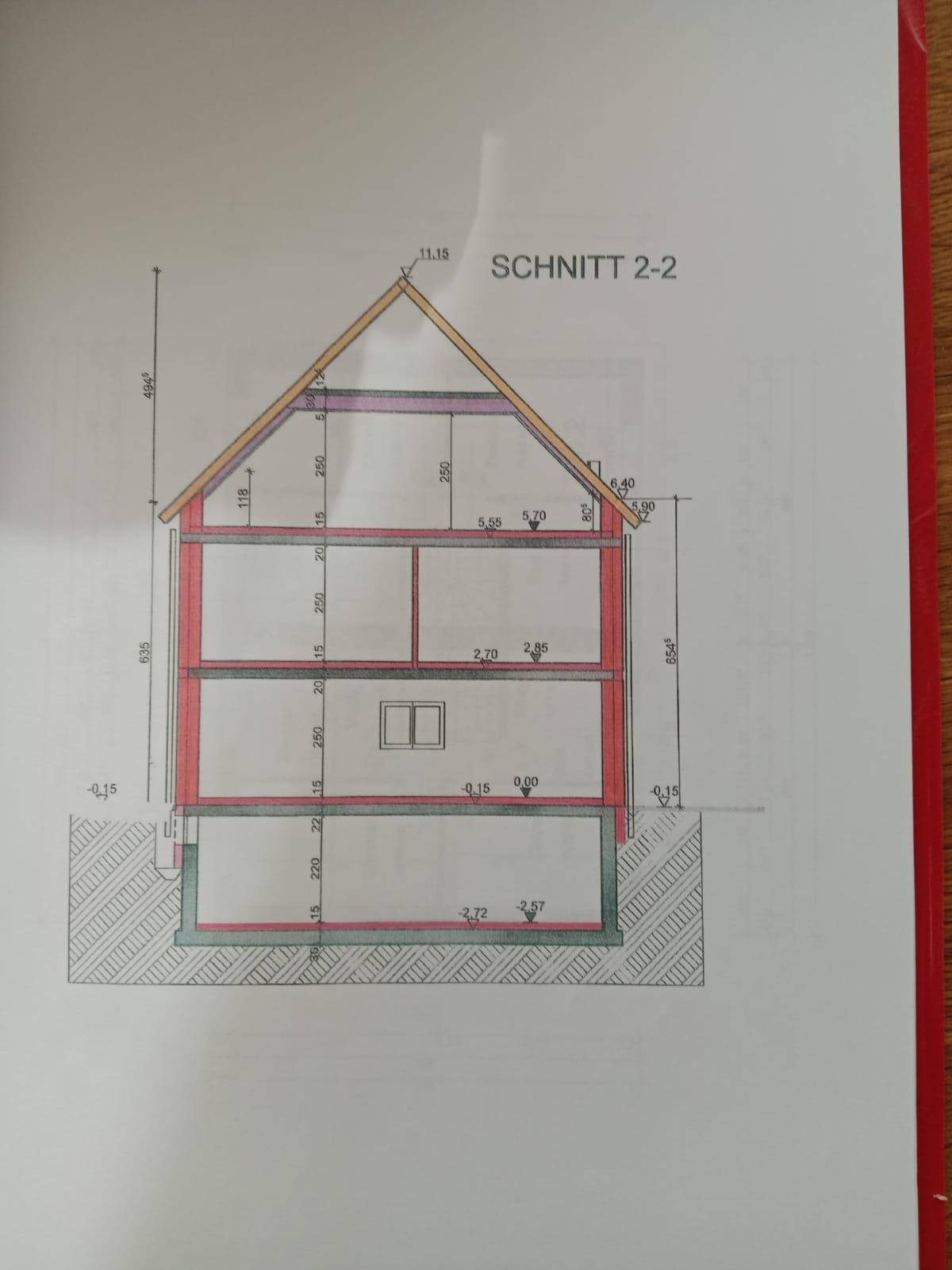 Architektonischer Schnittplan des Hauses mit Keller, Erdgeschoss, Obergeschoss und Dach.