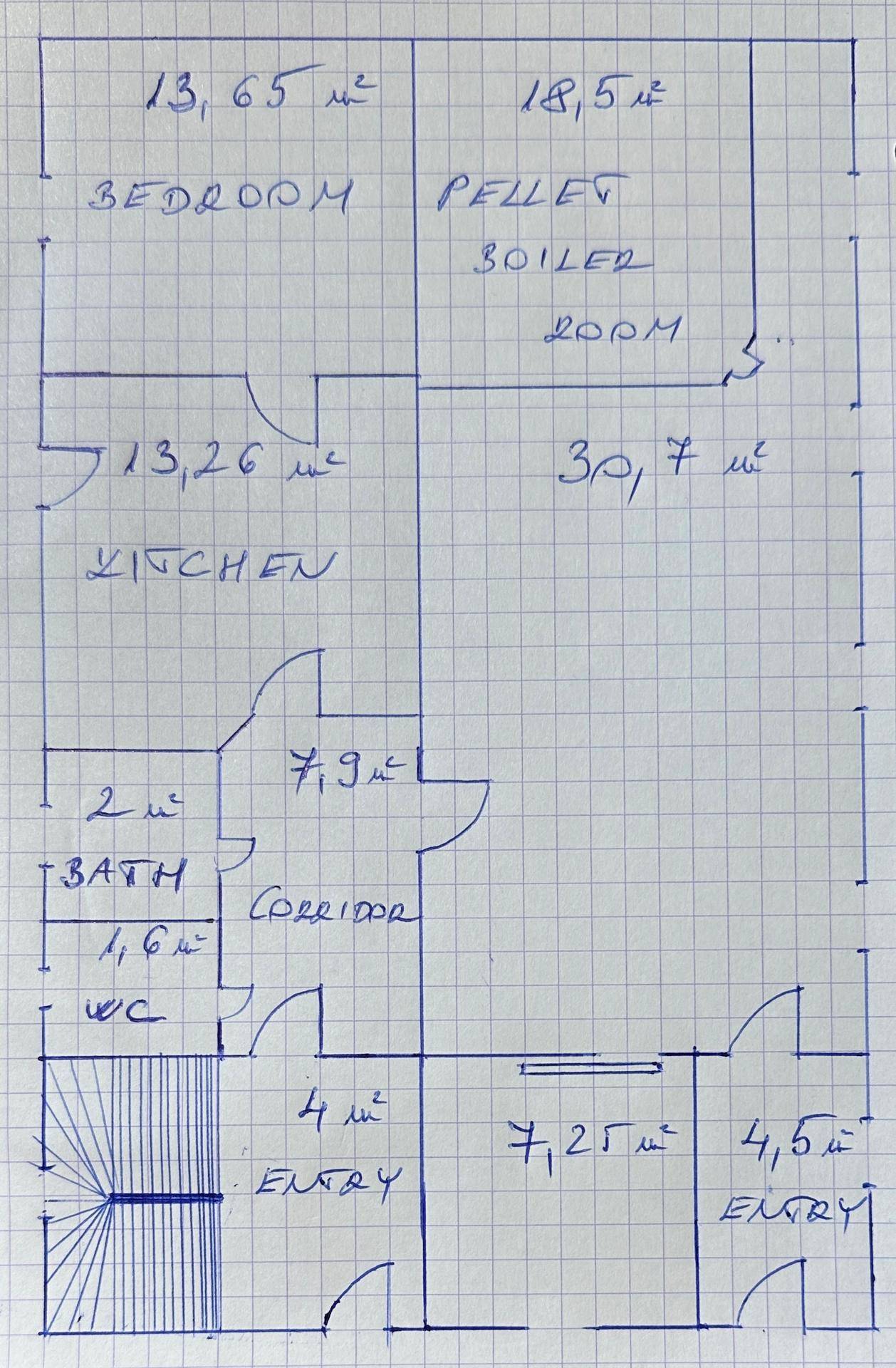 Handgezeichneter Grundriss mit Schlafzimmer, Küche, Bad, separatem WC und Heizungsraum.