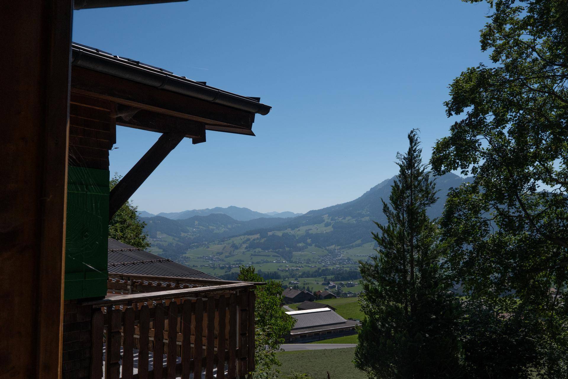Malerischer Ausblick auf ein grünes Tal und die umliegenden Berge von der Unterkunft aus.