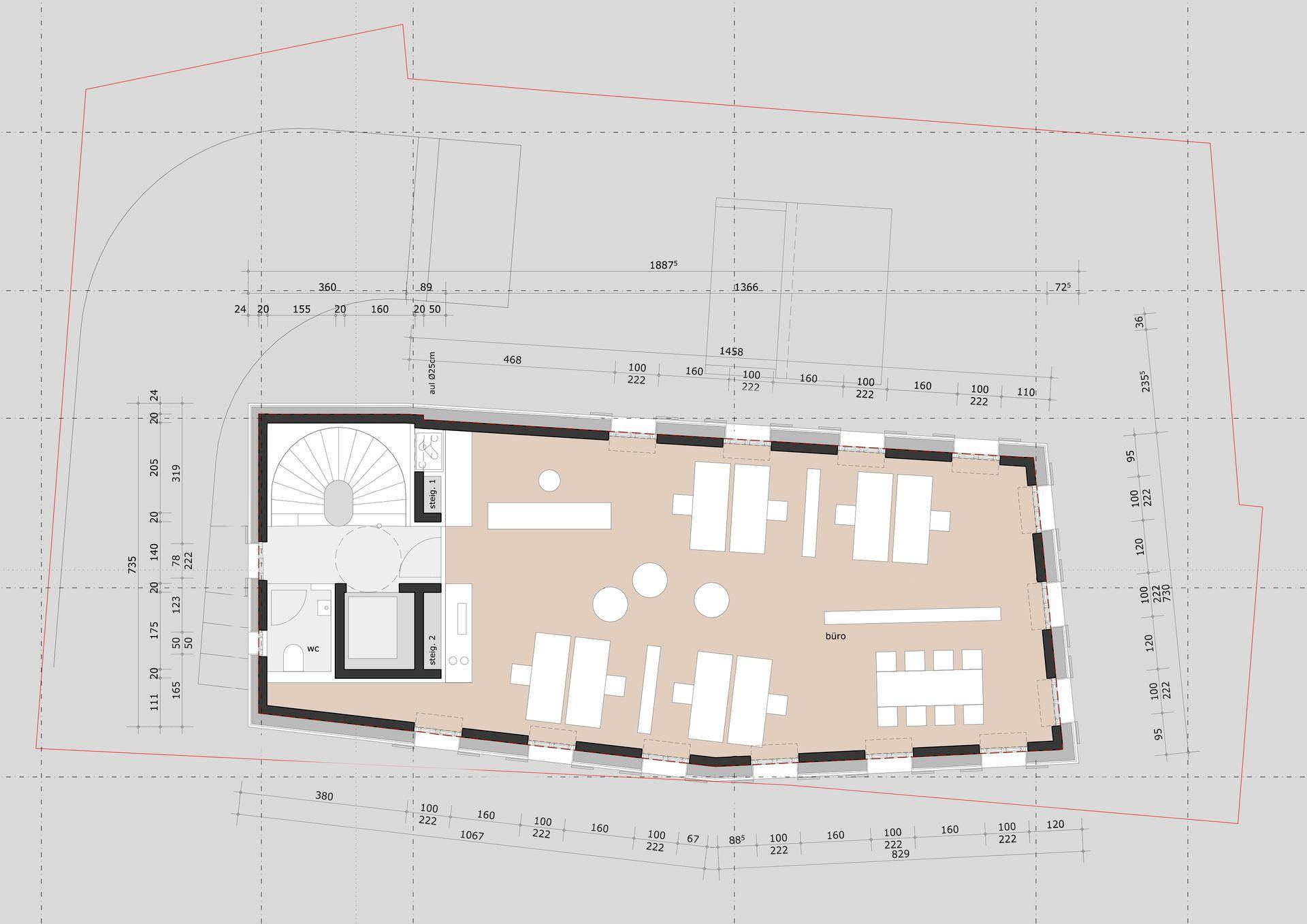 Grundriss eines großen, offenen Bürobereichs mit zahlreichen Arbeitsplätzen, Empfang und Wendeltreppe.