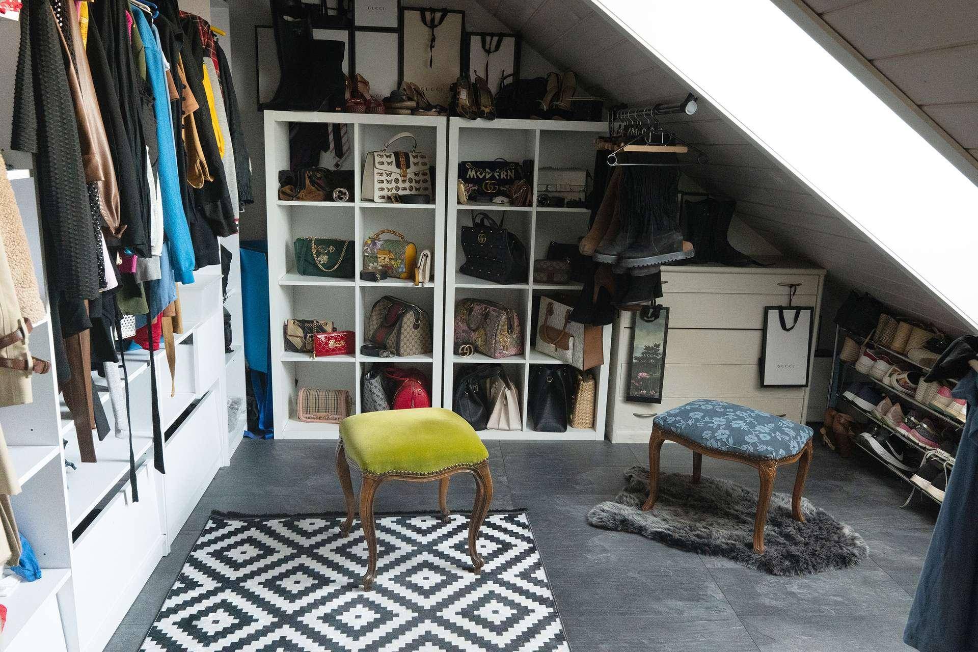 Geräumiger begehbarer Kleiderschrank mit Dachschräge und viel Stauraum.