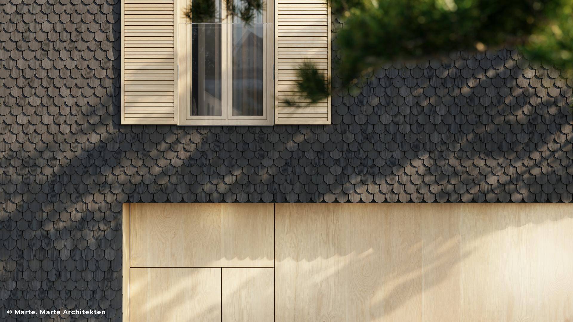 Detailaufnahme einer modernen Fassade mit dunklen Schindeln und hellen Holzpaneelen.