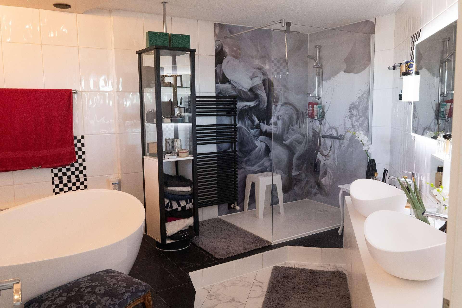 Elegantes Badezimmer mit Doppelwaschbecken, freistehender Badewanne und großer Dusche.