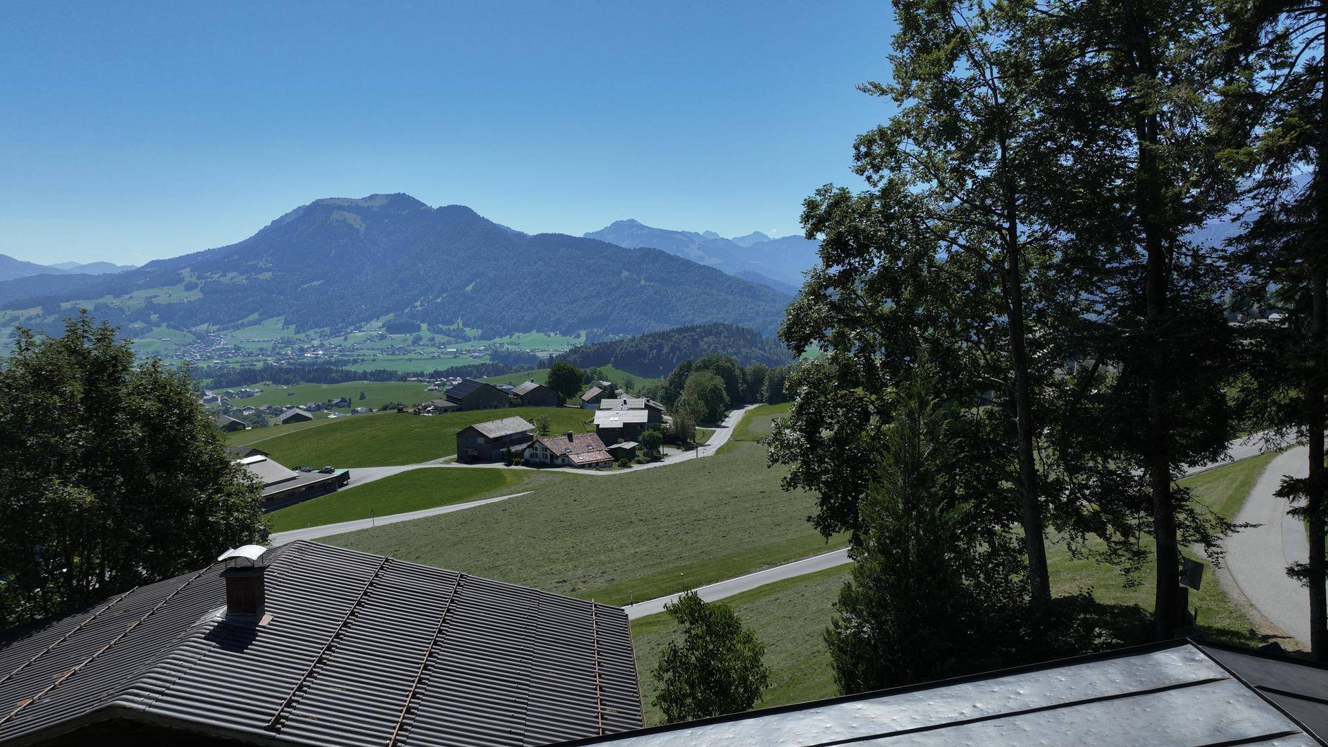 Panoramablick auf die weite Berglandschaft und grüne Täler von der Unterkunft aus.