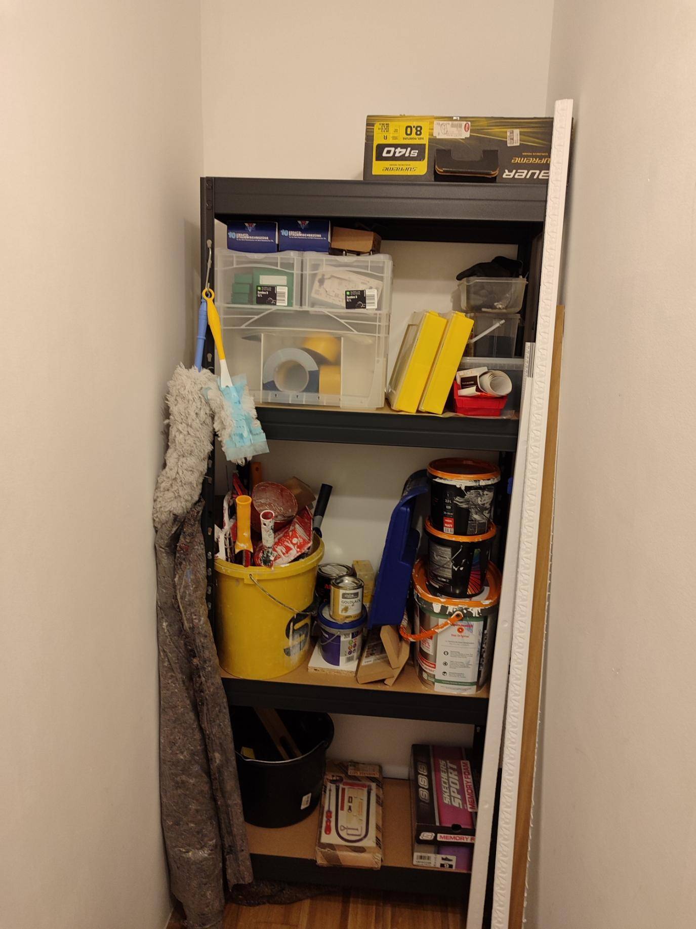 Praktischer Abstellraum mit stabilen Regalen für diverse Haushaltsgegenstände.