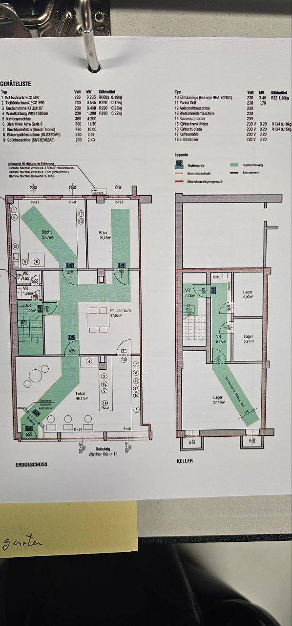 Detaillierter Grundrissplan mit Raumaufteilung und einer Liste der vorhandenen Geräte.
