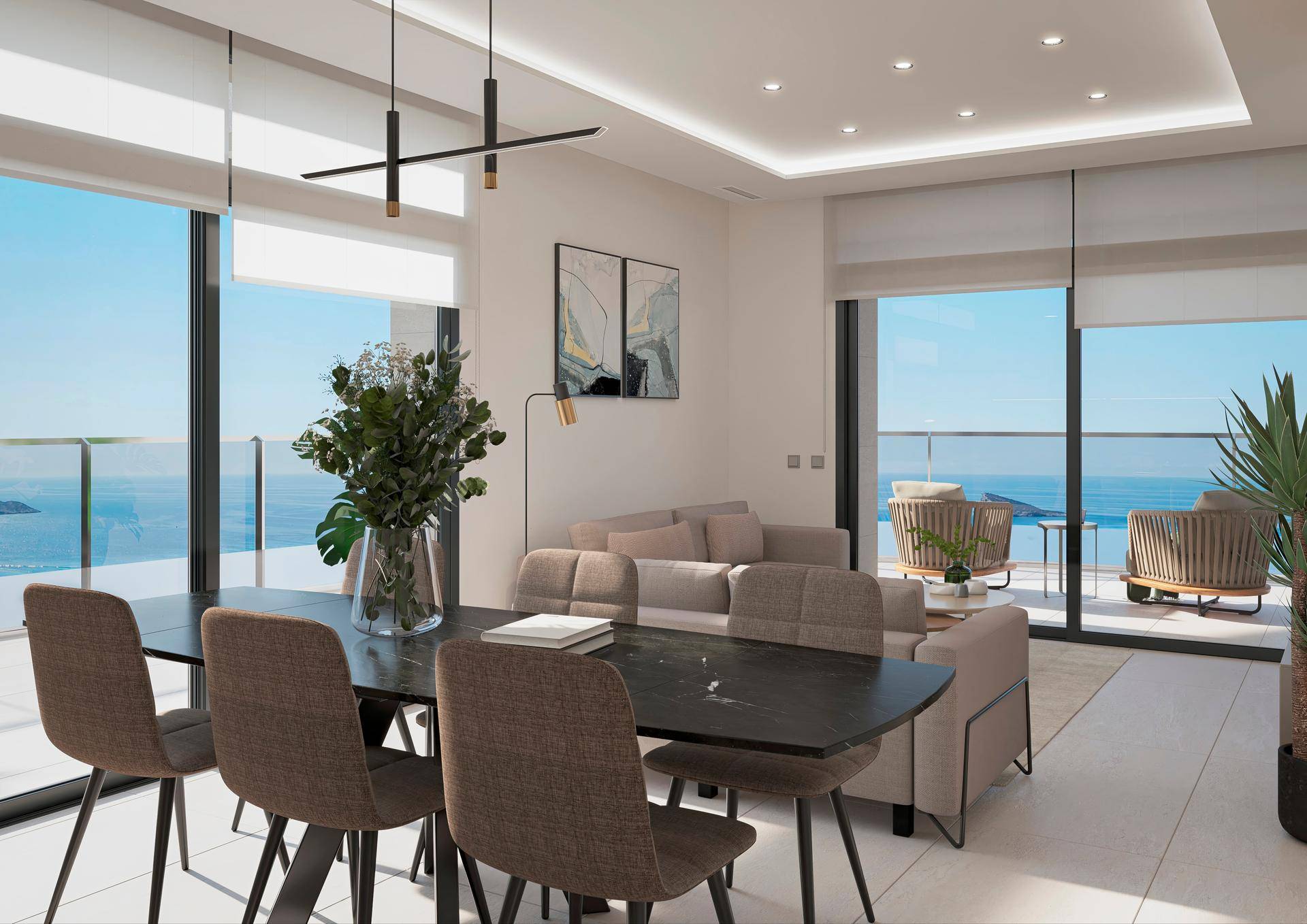 Heller Wohn-Essbereich mit modernem Esstisch, bequemen Sofas und Meerblick vom Balkon.