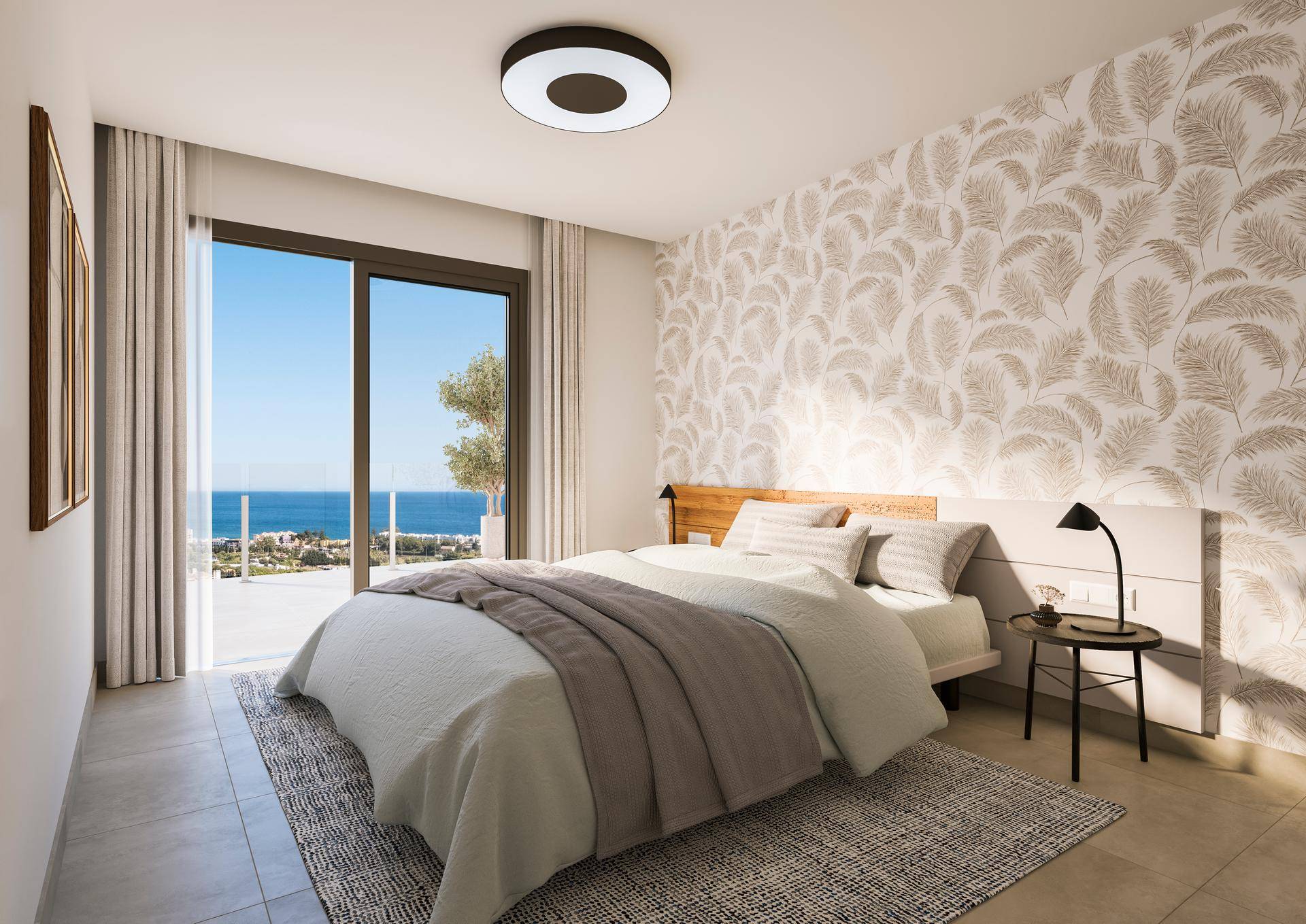 Helles Schlafzimmer mit Balkonzugang, Meerblick und dekorativer Tapete.