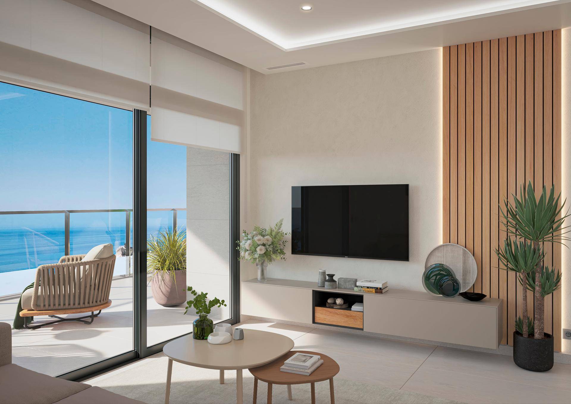 Modernes Wohnzimmer mit Holzakzenten, großem Fernseher und Zugang zu einem Balkon mit Meerblick.