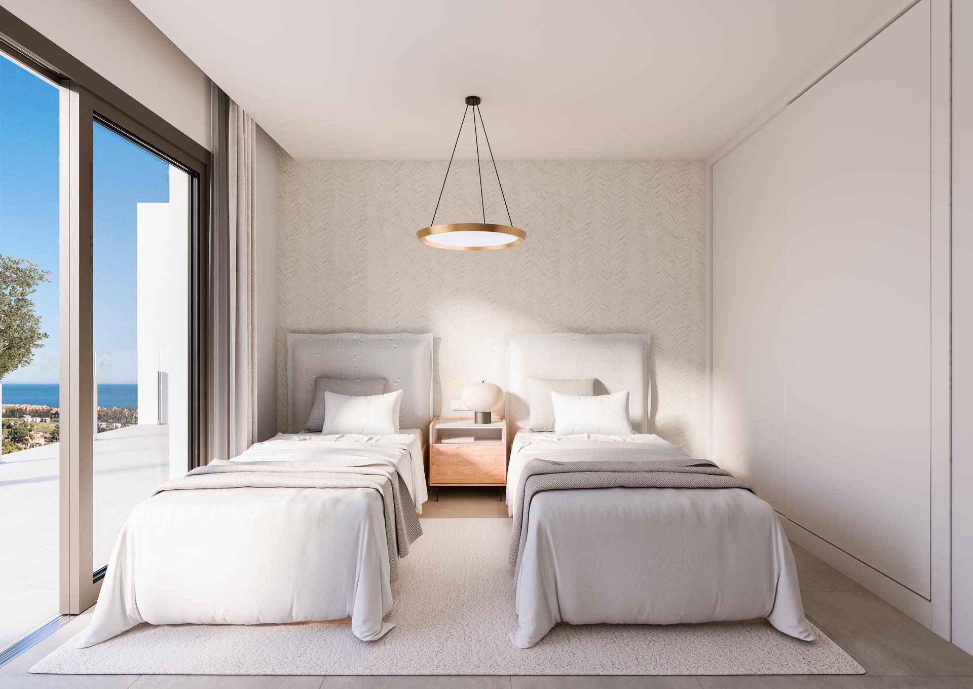 Helles Gästezimmer mit zwei Einzelbetten, Einbauschränken und Balkonzugang.