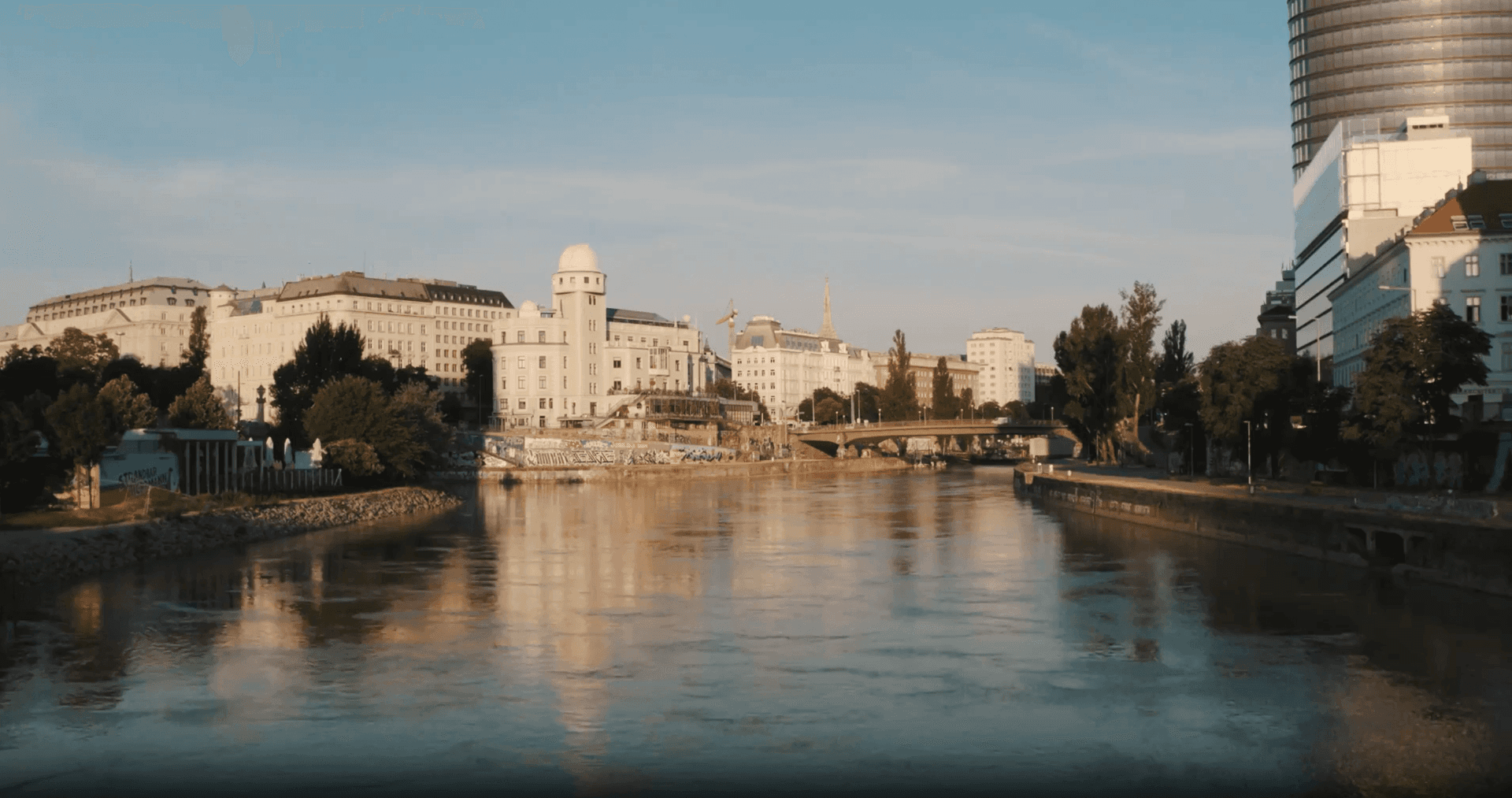 Panoramablick auf die Stadt mit Fluss und moderner Architektur am Ufer.