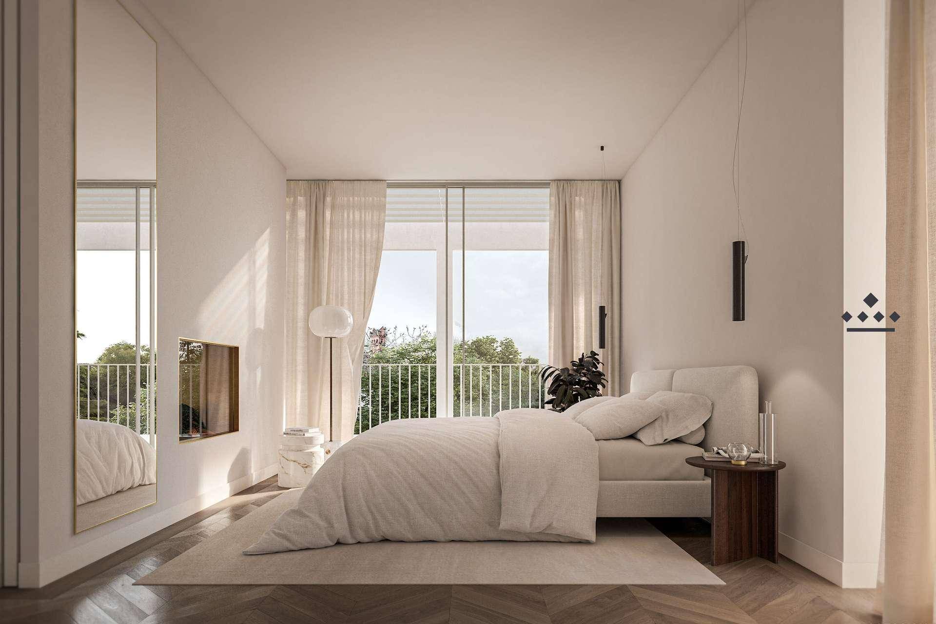 Helles Schlafzimmer mit Kamin, großem Fenster und Zugang zum Balkon, tagsüber.