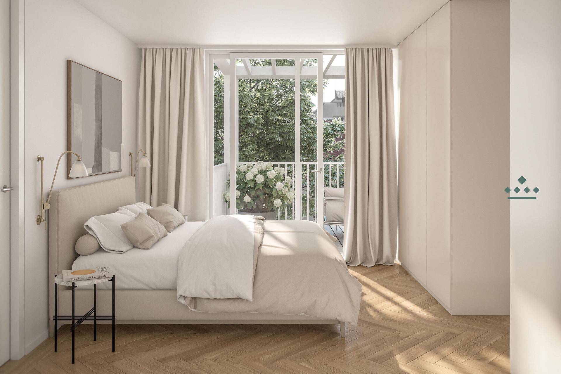 Helles Schlafzimmer mit Zugang zum Balkon und elegantem Fischgrätparkettboden.