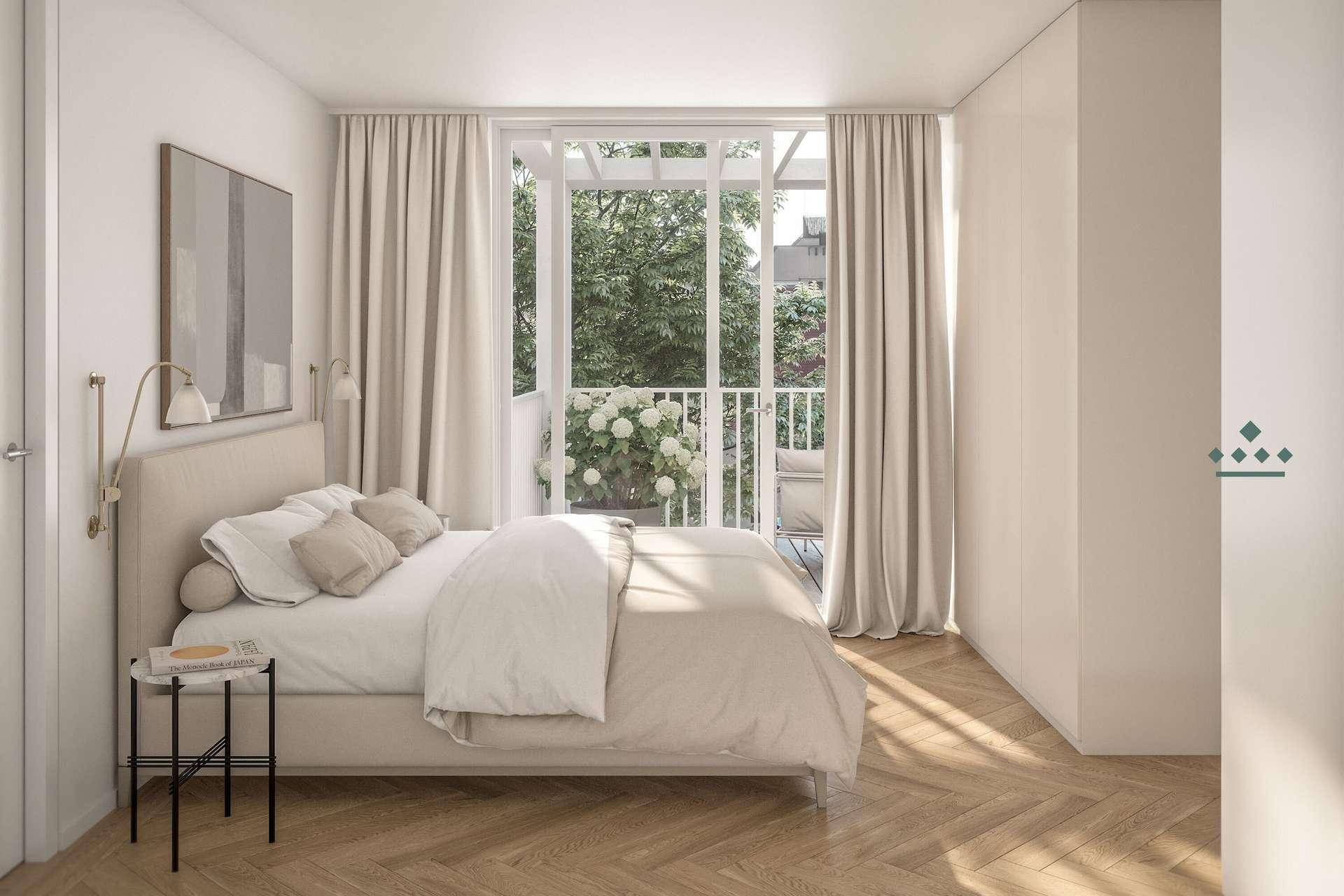 Gemütliches Schlafzimmer mit Holzboden, großen Fenstern und Zugang zu einem Balkon.