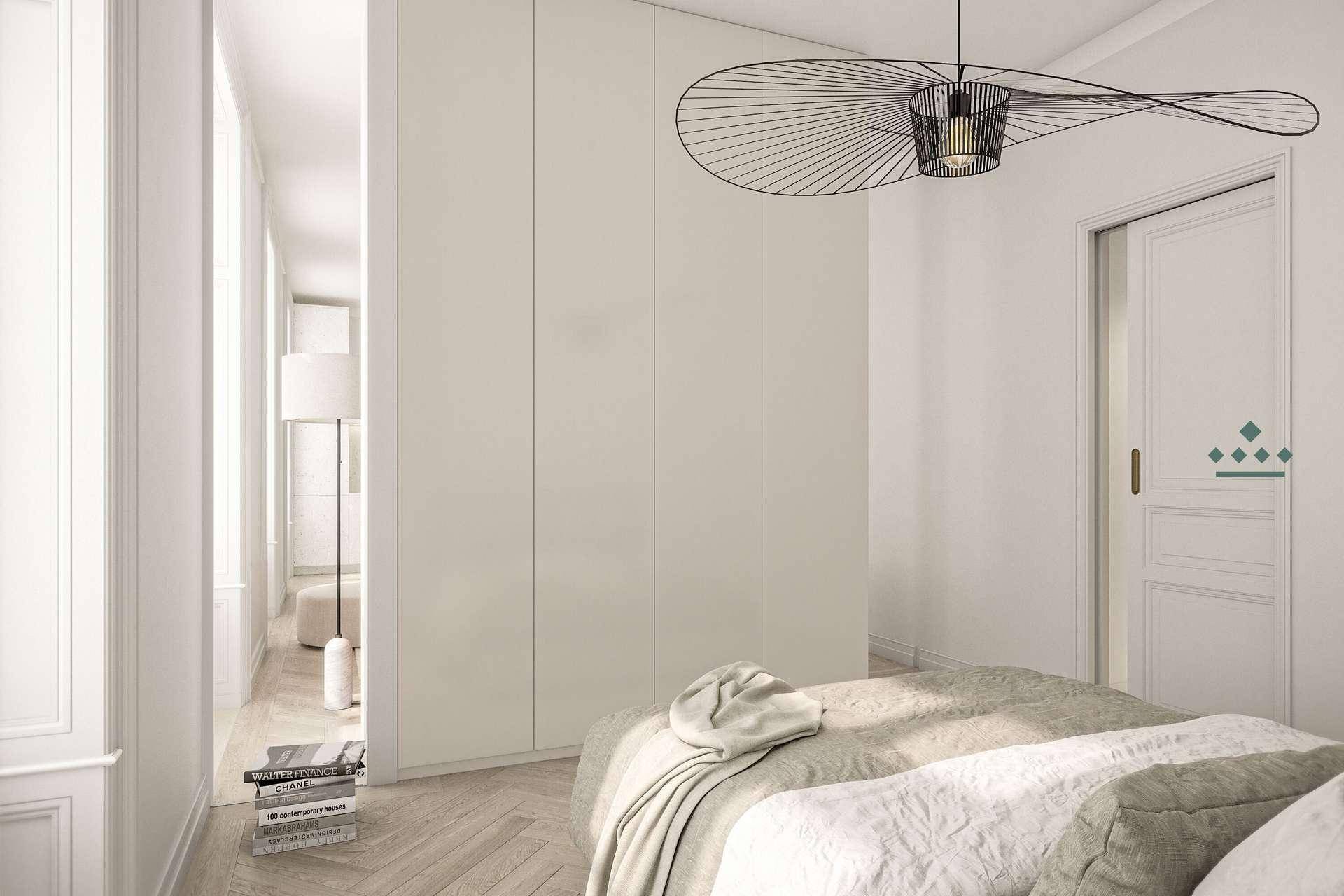 Helles Schlafzimmer mit Holzboden, Einbauschränken und moderner Deckenleuchte.