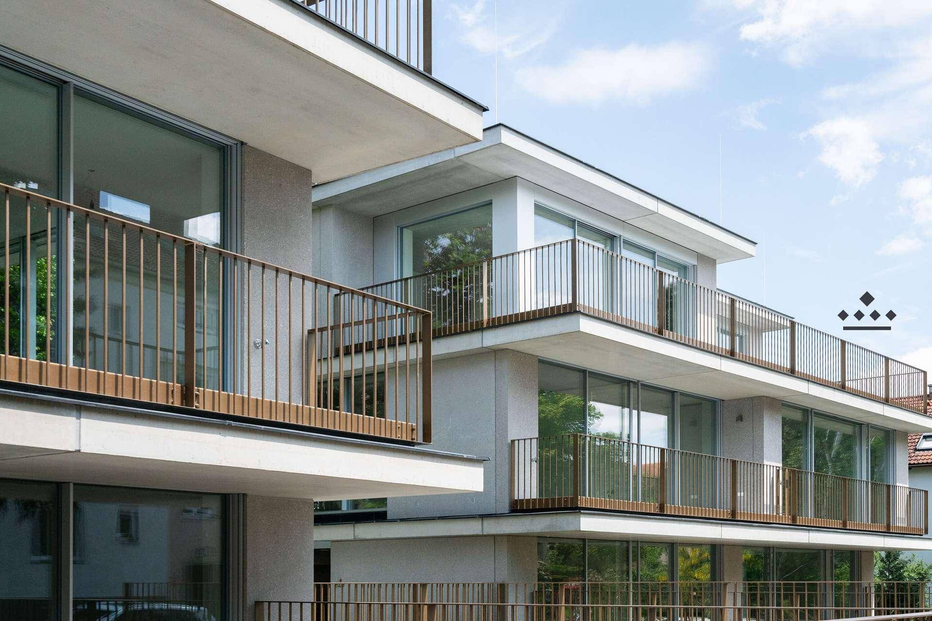 Ansicht eines modernen Wohngebäudes mit mehreren Balkonen und Terrassen.