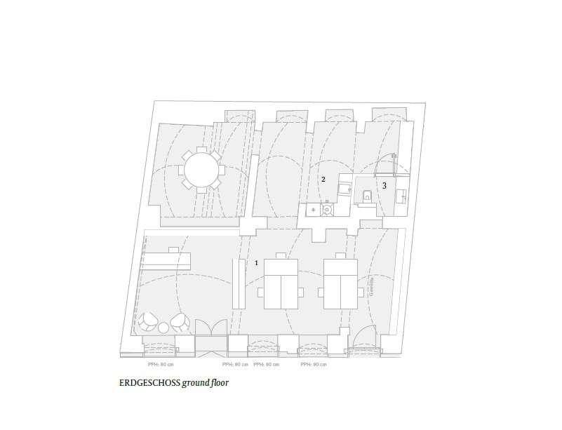 Grundriss des Erdgeschosses mit verschiedenen Räumen und Sitzbereichen.