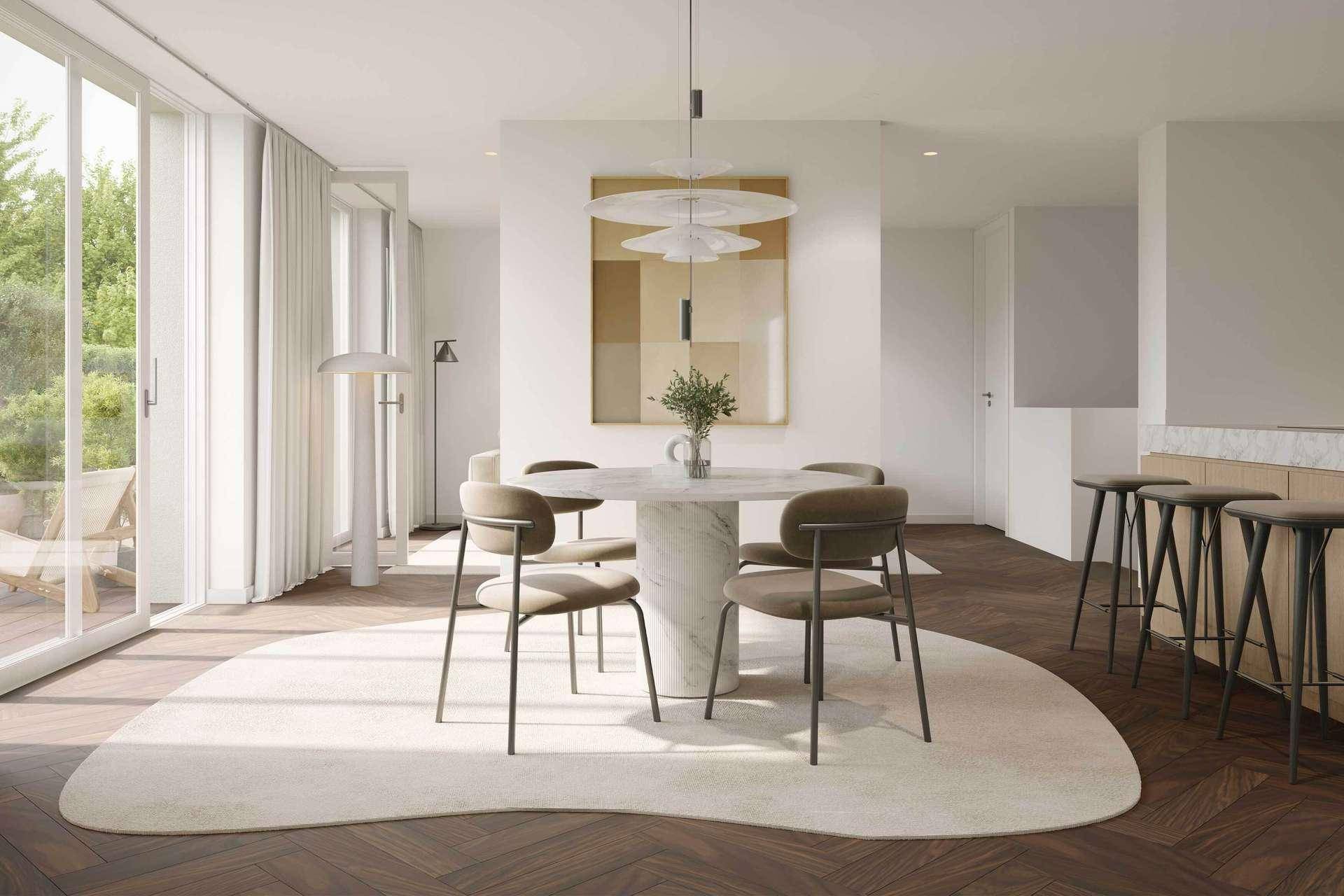 Eleganter Essbereich mit Marmortisch, modernen Stühlen und großen Fenstern zum Außenbereich.