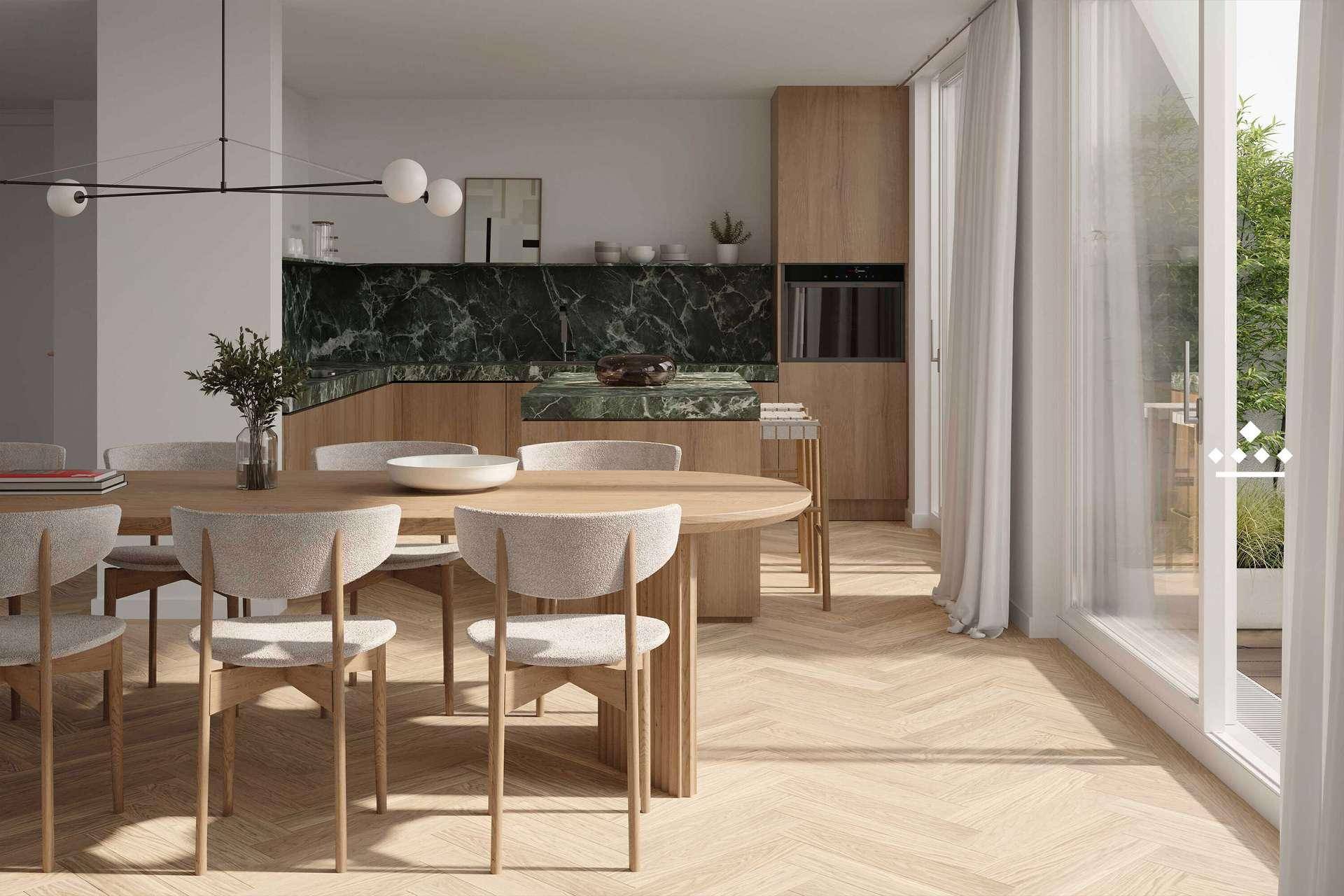 Moderner Essbereich mit Holztisch und offener Küche, ausgestattet mit dunklen Marmorarbeitsplatten.