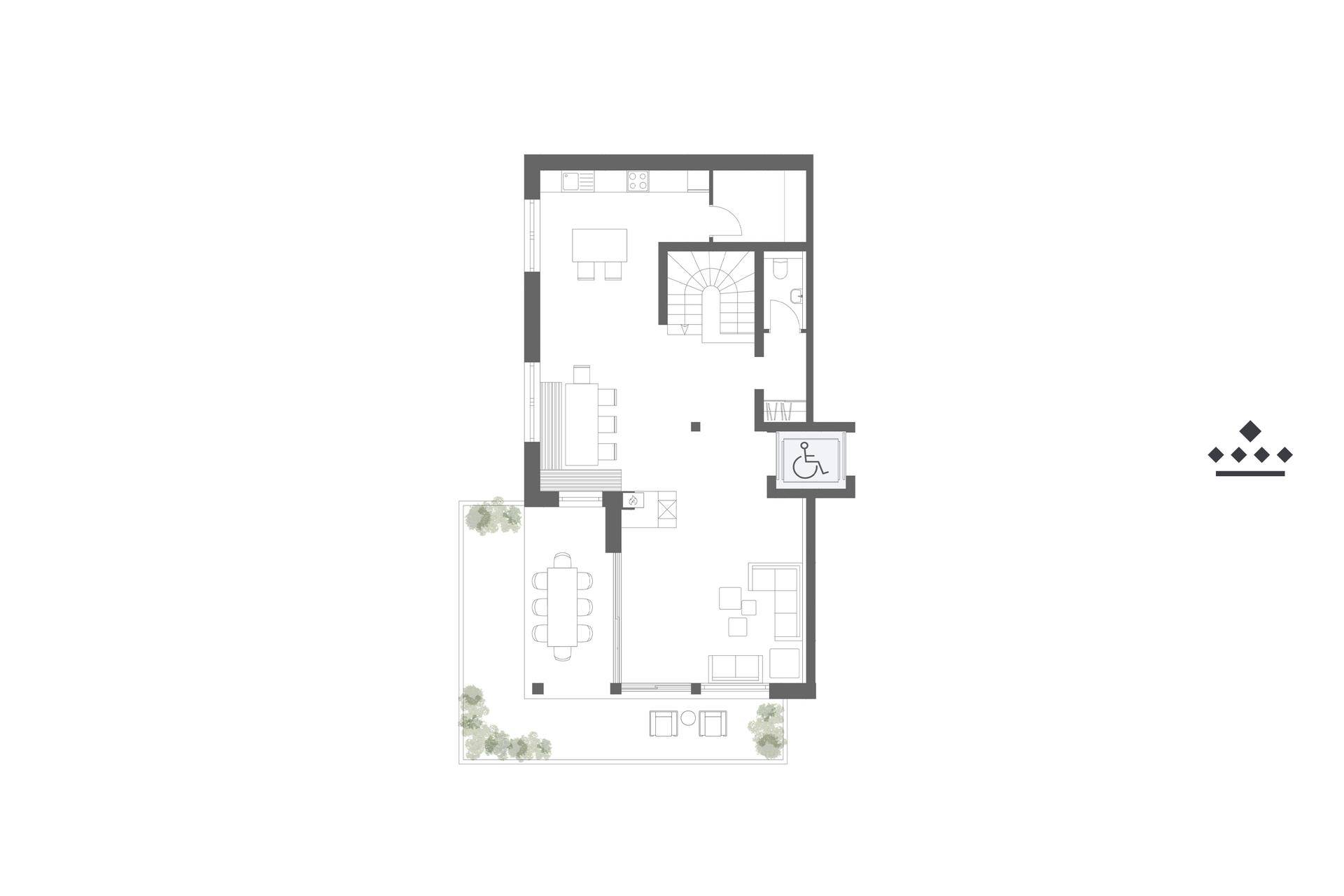 Grundriss mit offenem Wohn-Essbereich, Küche, großer Terrasse und Zugang zu Treppe und Aufzug.