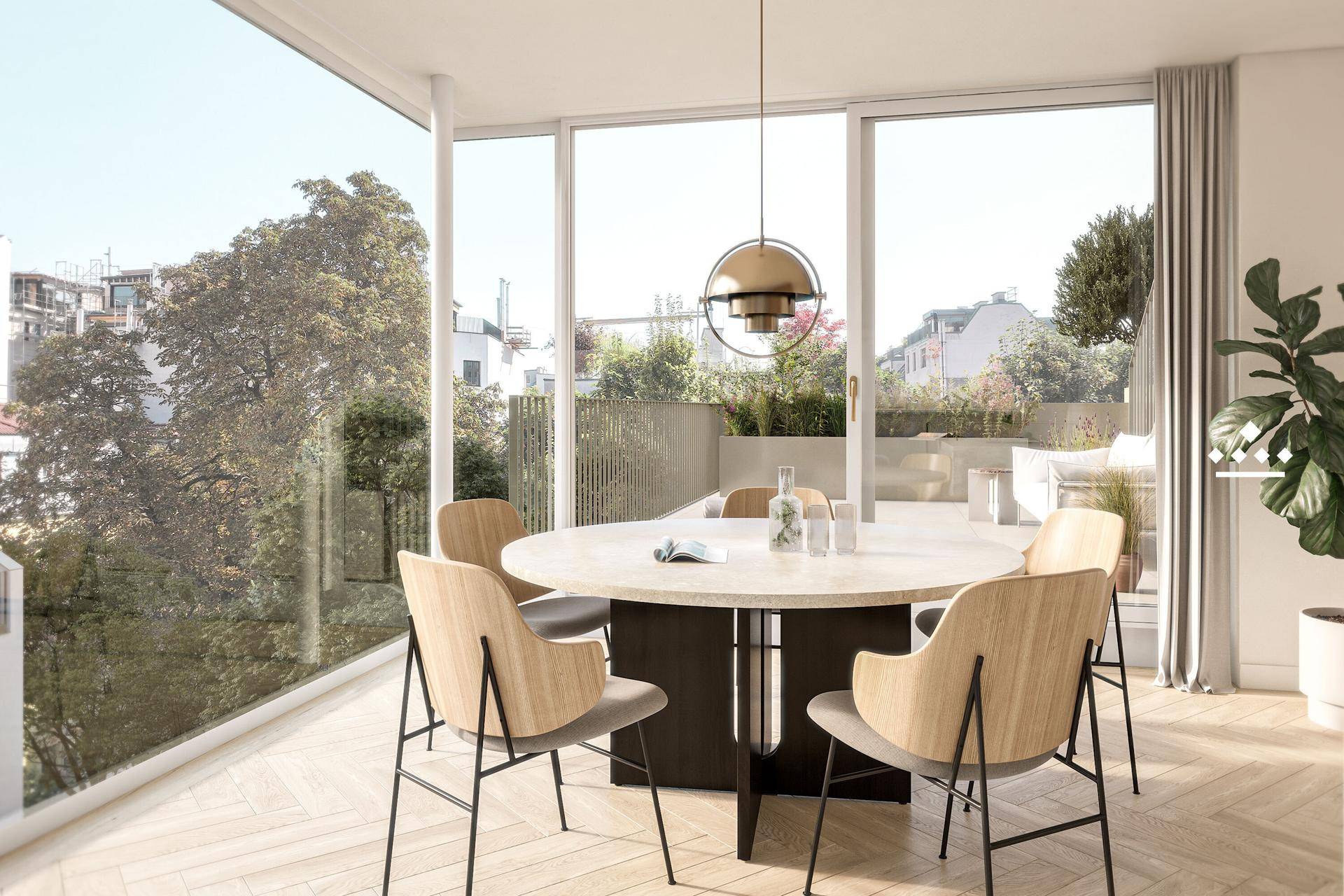 Heller Essbereich mit modernem runden Tisch, Holzstühlen und großen Fenstern zur Terrasse.