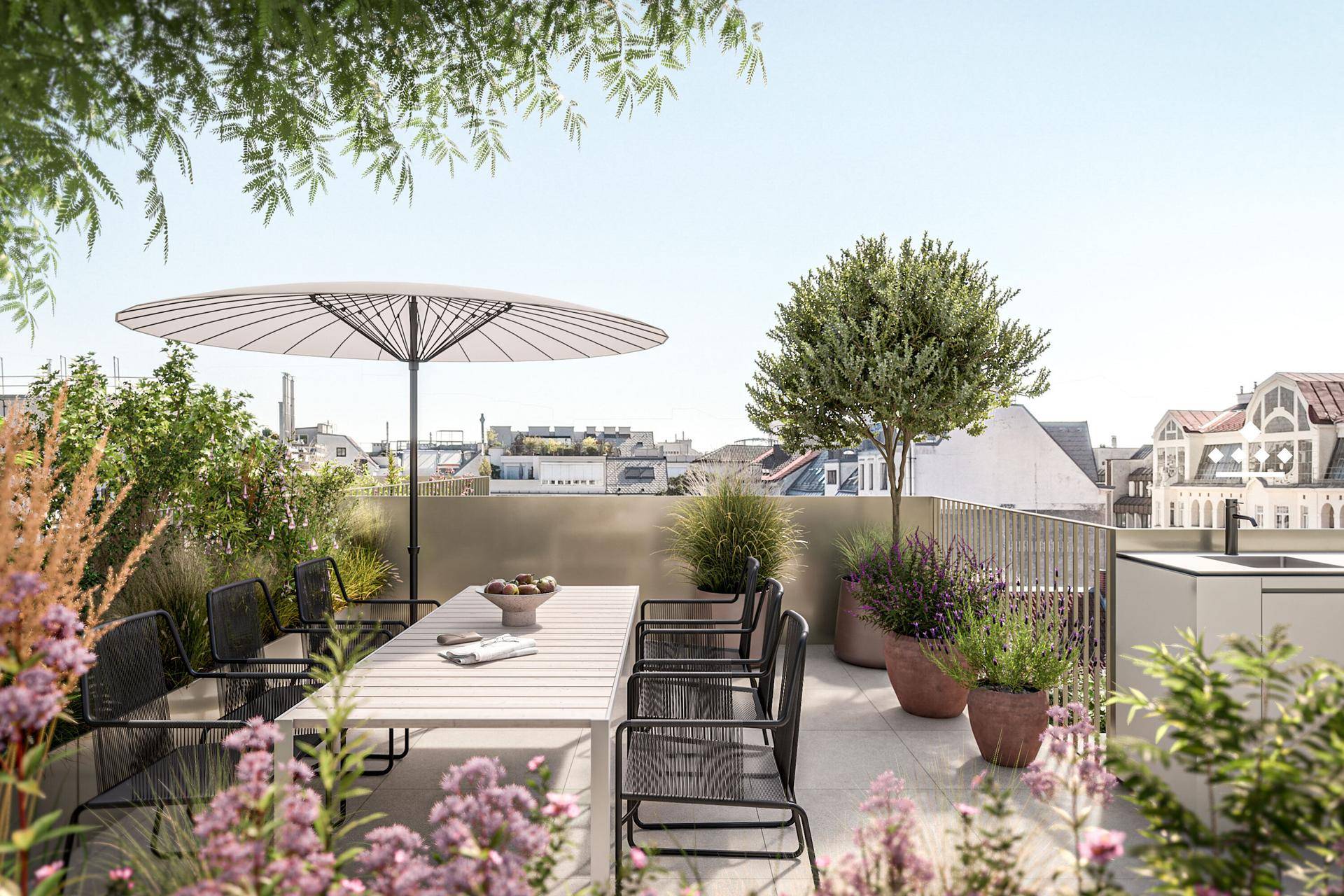 Geräumige Dachterrasse mit Esstisch, Sonnenschirm und üppiger Bepflanzung, ideal für Mahlzeiten im Freien.
