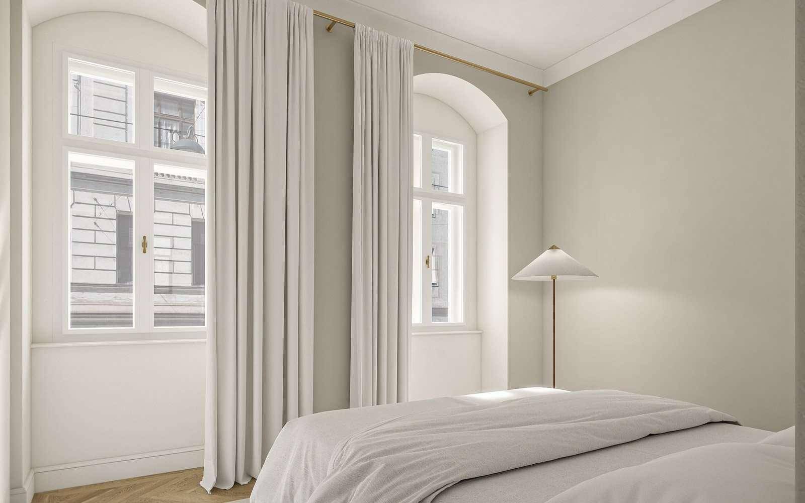 Lichtdurchflutetes Schlafzimmer mit hohen, bogenförmigen Fenstern und stilvoller Einrichtung.