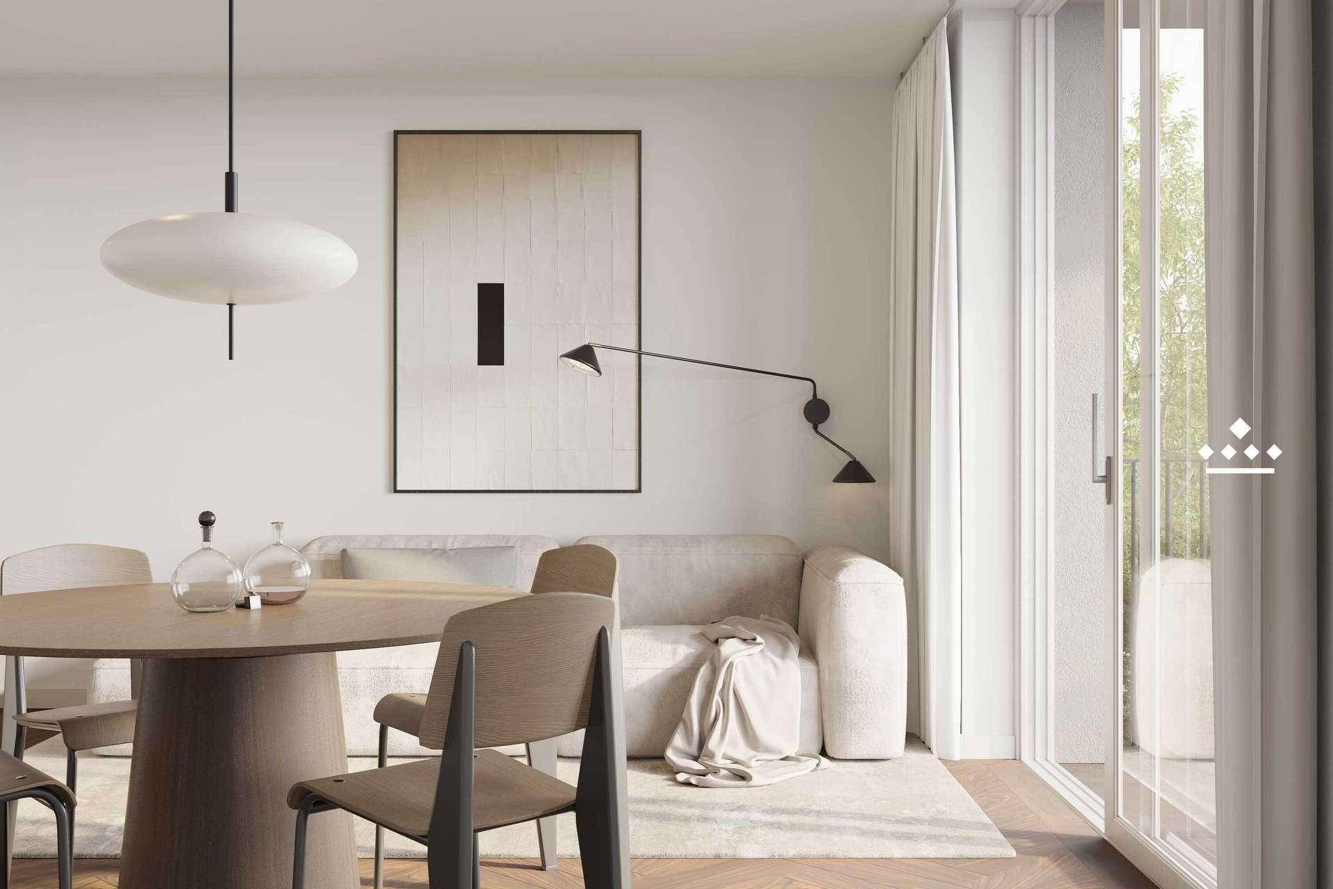 Moderner Wohn- und Essbereich mit stilvollem Esstisch, Sofa und Zugang zum Balkon.