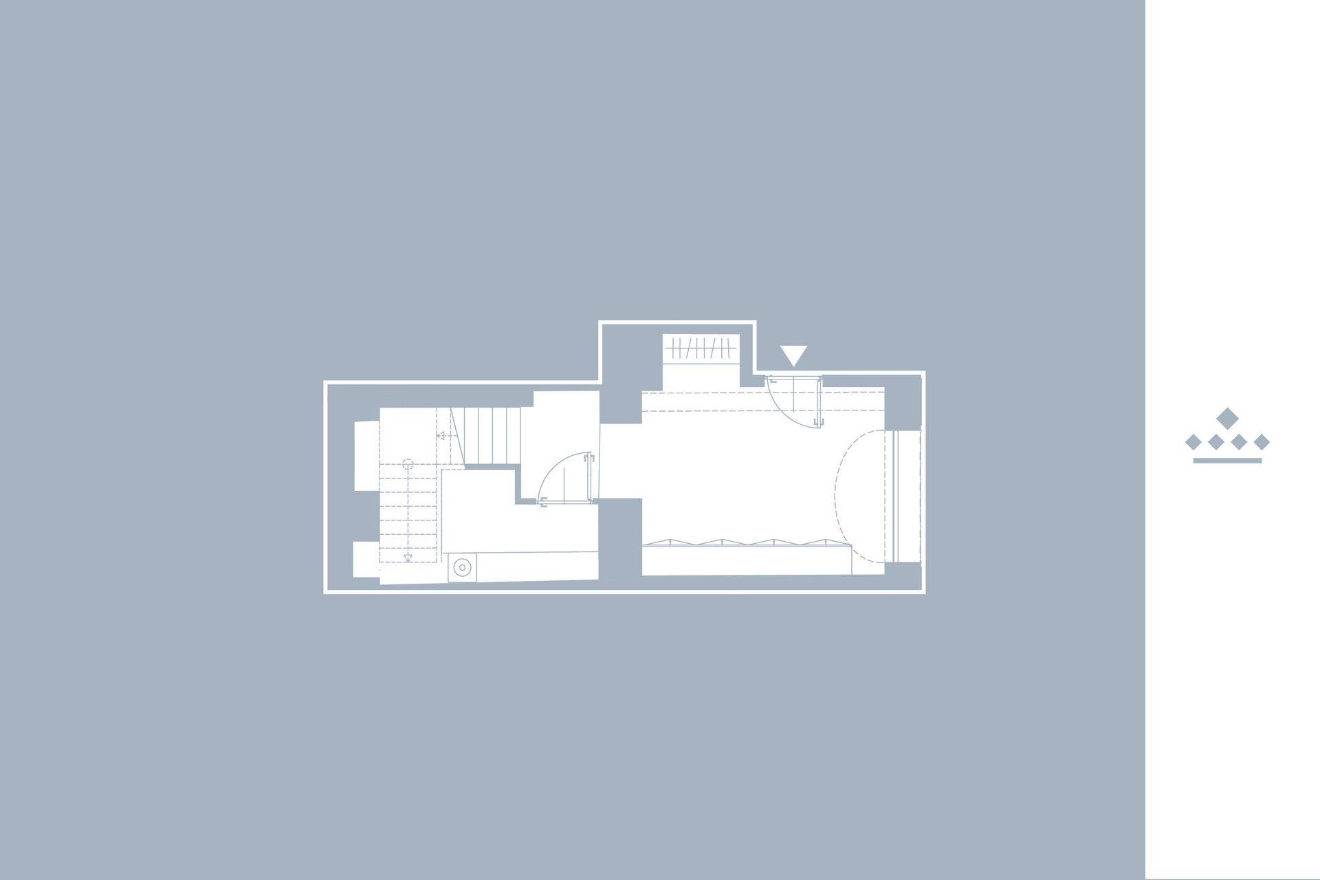 Grundrissplan einer oberen Etage mit Schlafzimmer und Treppenaufgang, effizient gestaltet.