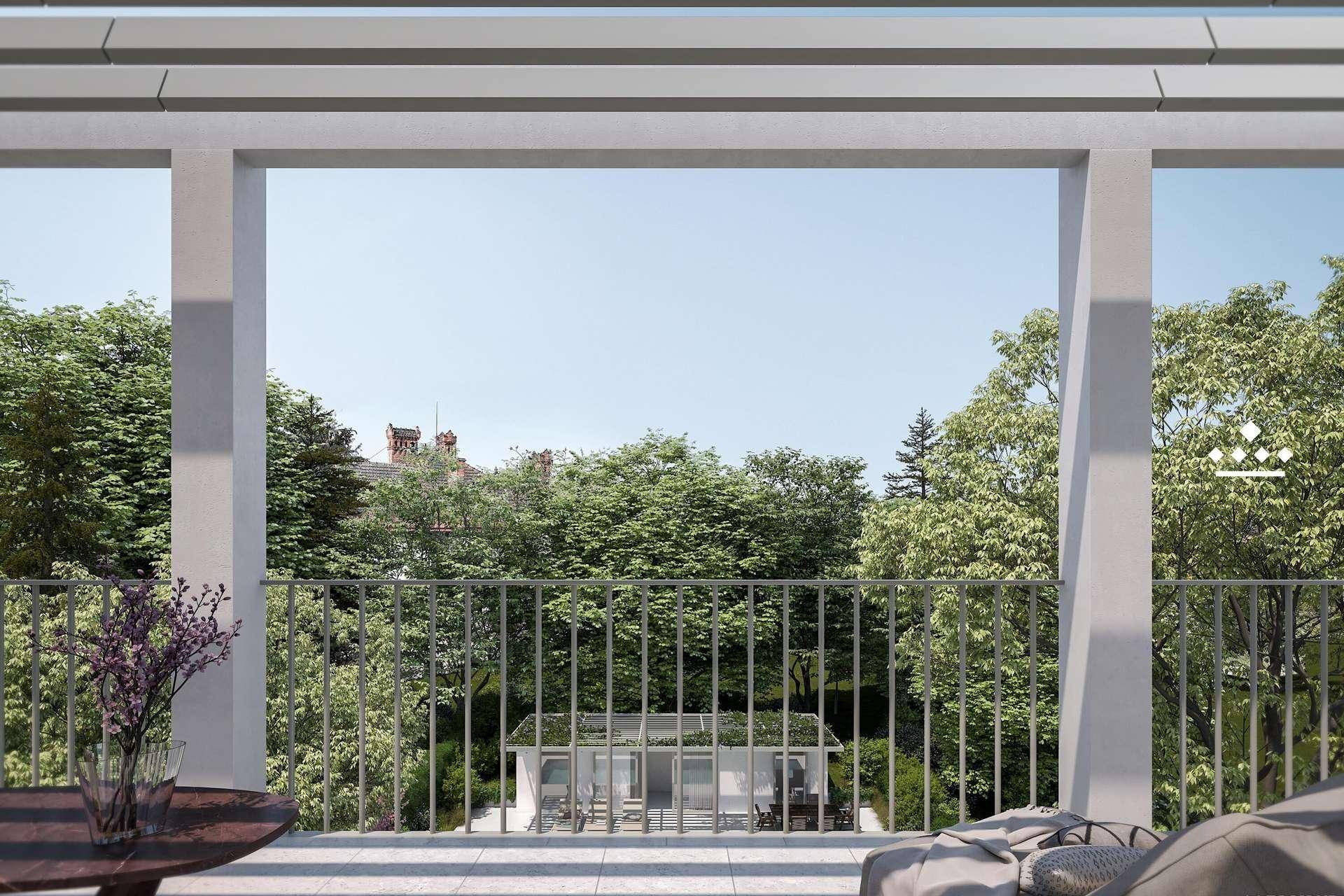 Panoramablick von einem Balkon auf eine grüne Landschaft mit Bäumen und entfernten Gebäuden.