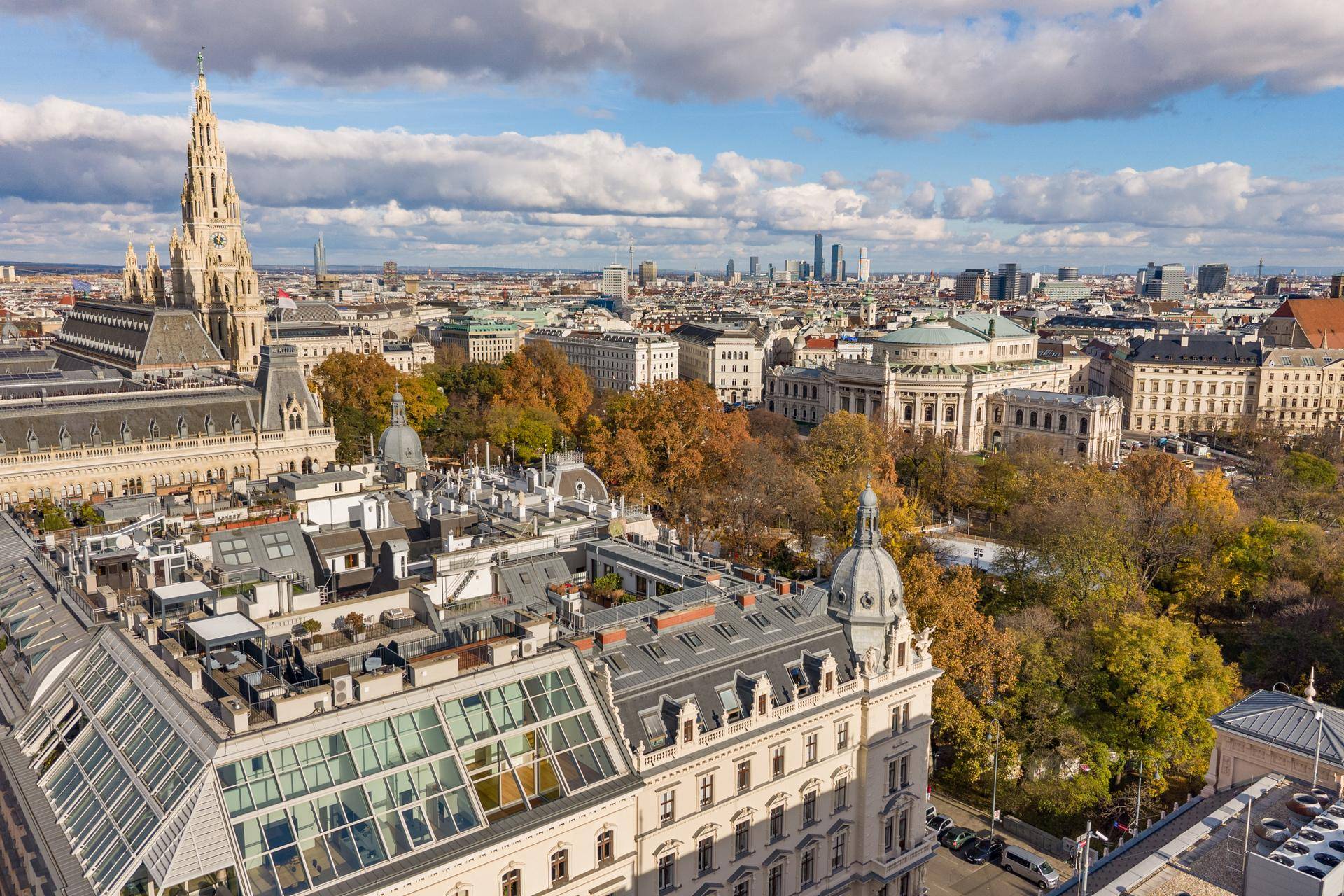 Panoramablick über die Wiener Innenstadt mit historischen Gebäuden und moderner Skyline.