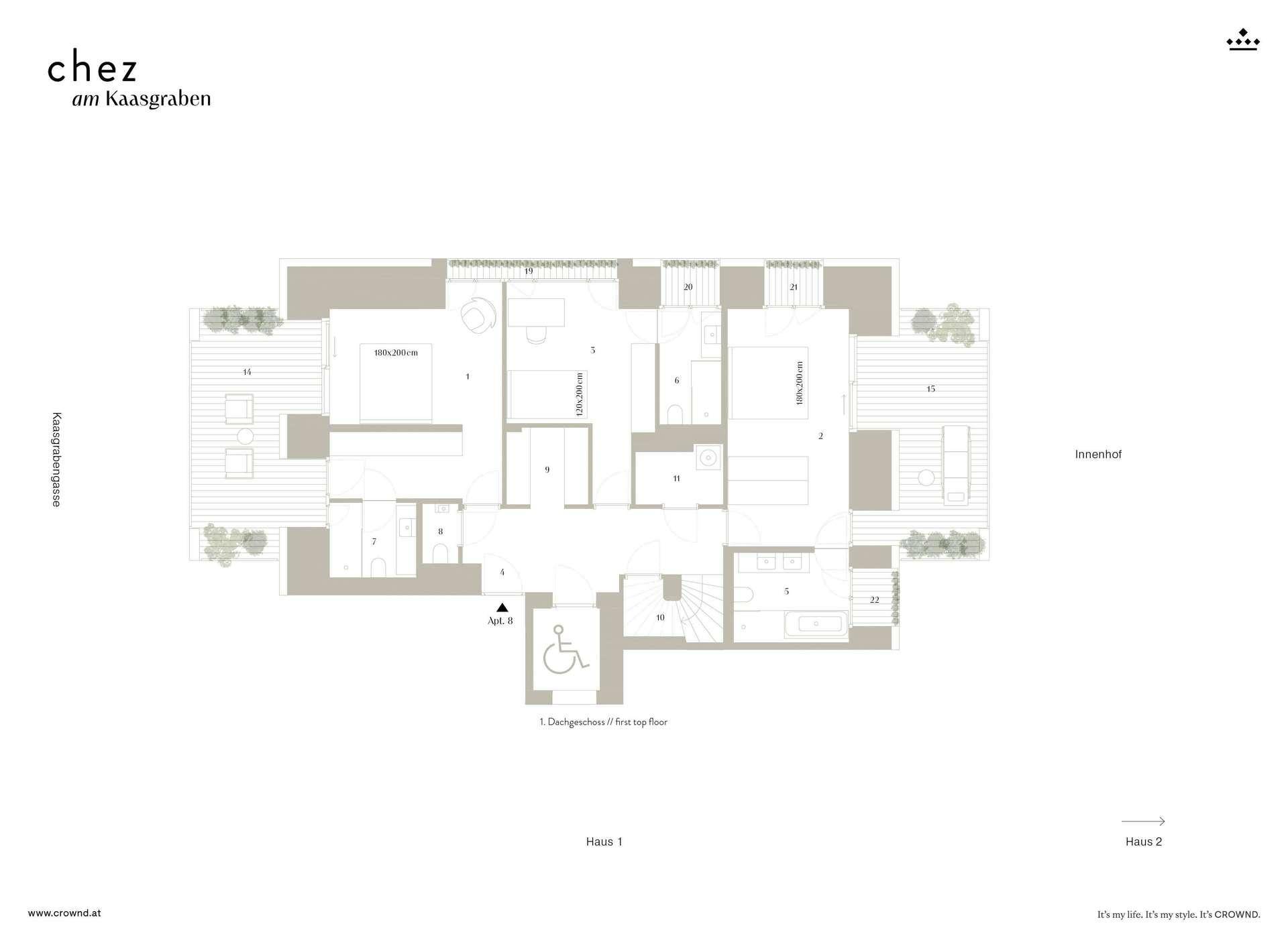 Grundriss des Dachgeschosses mit mehreren Terrassen, Zimmern und barrierefreiem Zugang.