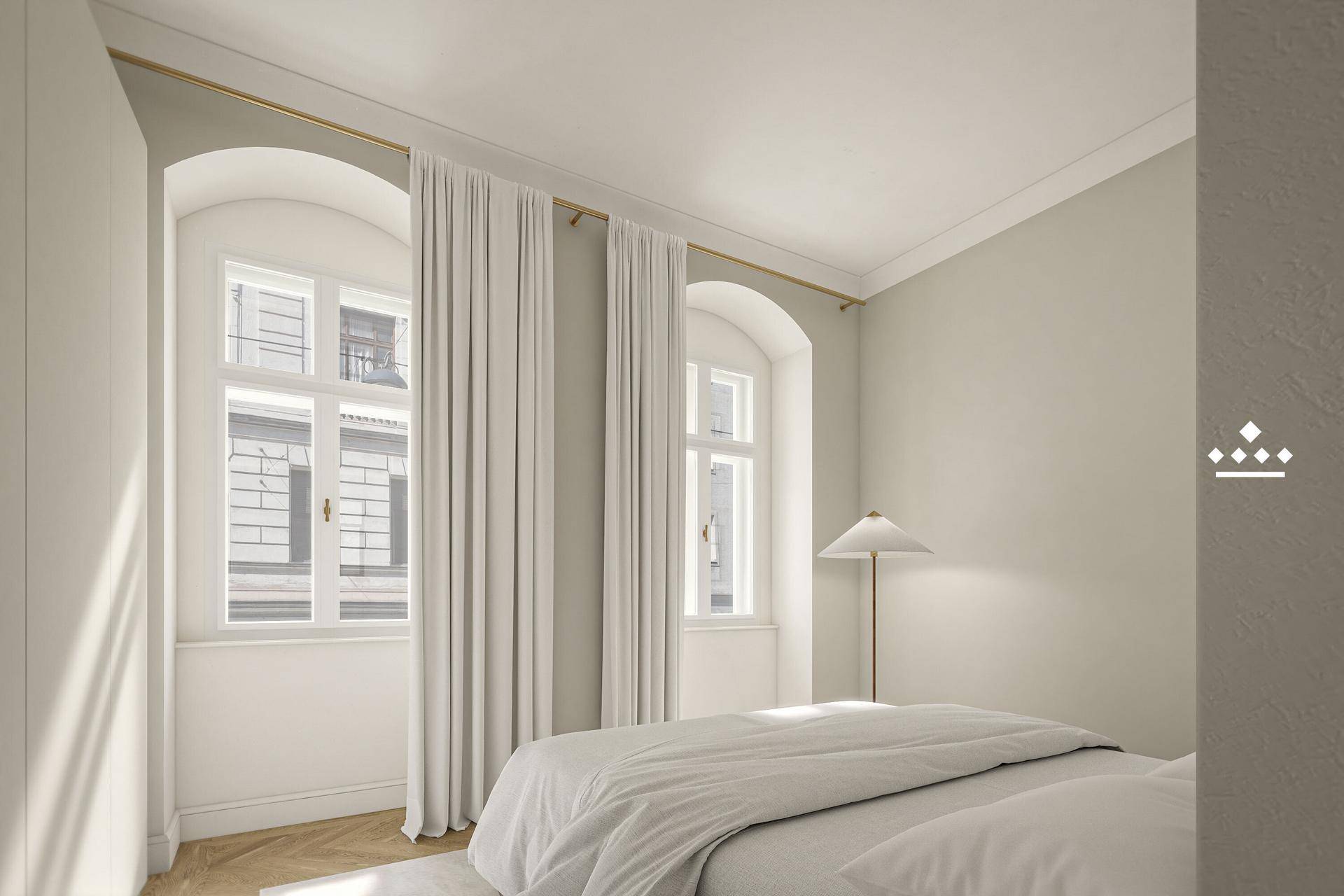 Lichtdurchflutetes Schlafzimmer mit hohen Fenstern und eleganten Vorhängen.