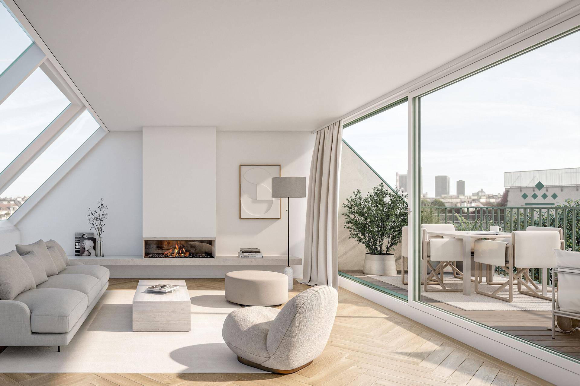Helles Wohnzimmer im Dachgeschoss mit Kamin, Holzboden und großen Fenstern mit Stadtblick.