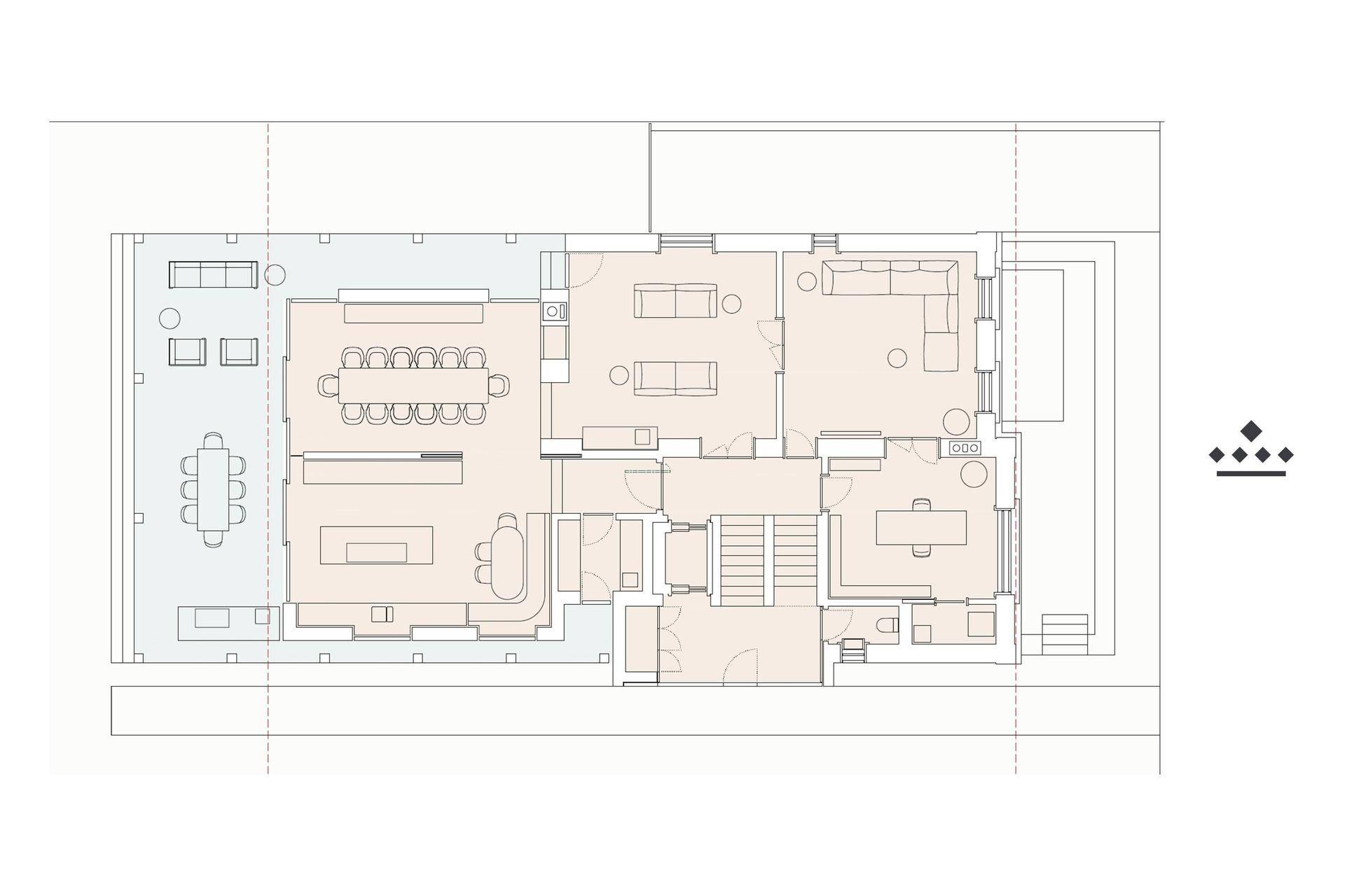 Grundriss des ersten Obergeschosses mit großem Wohn- und Essbereich sowie Balkon.