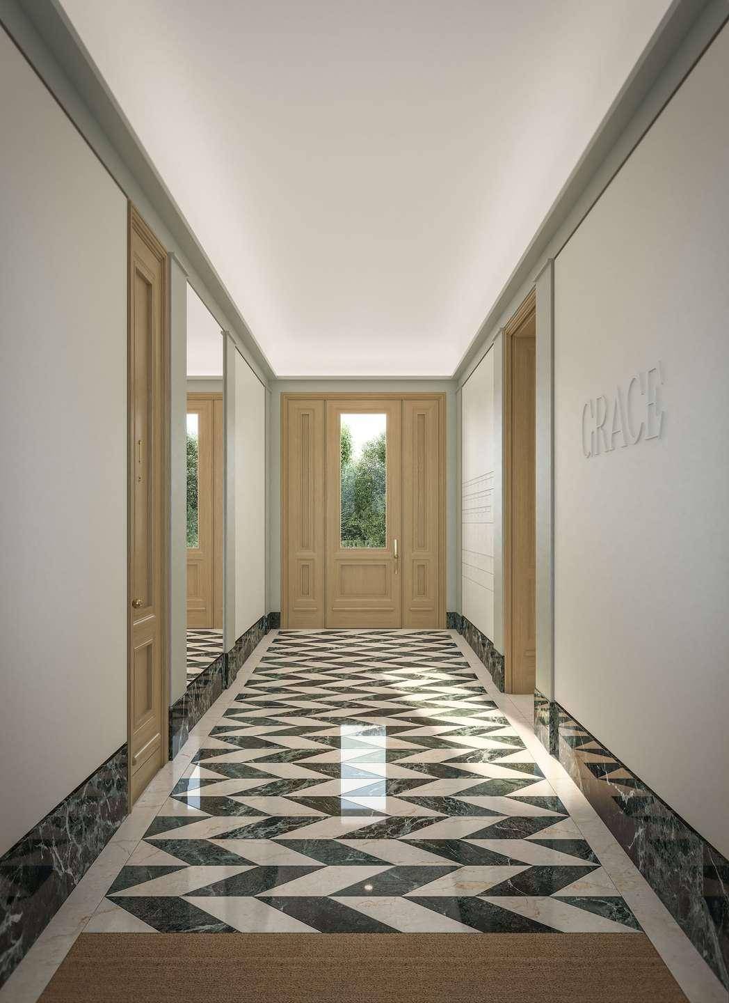 Langer Flur mit auffälligem schwarz-weißem Marmorboden und eleganten Holztüren.