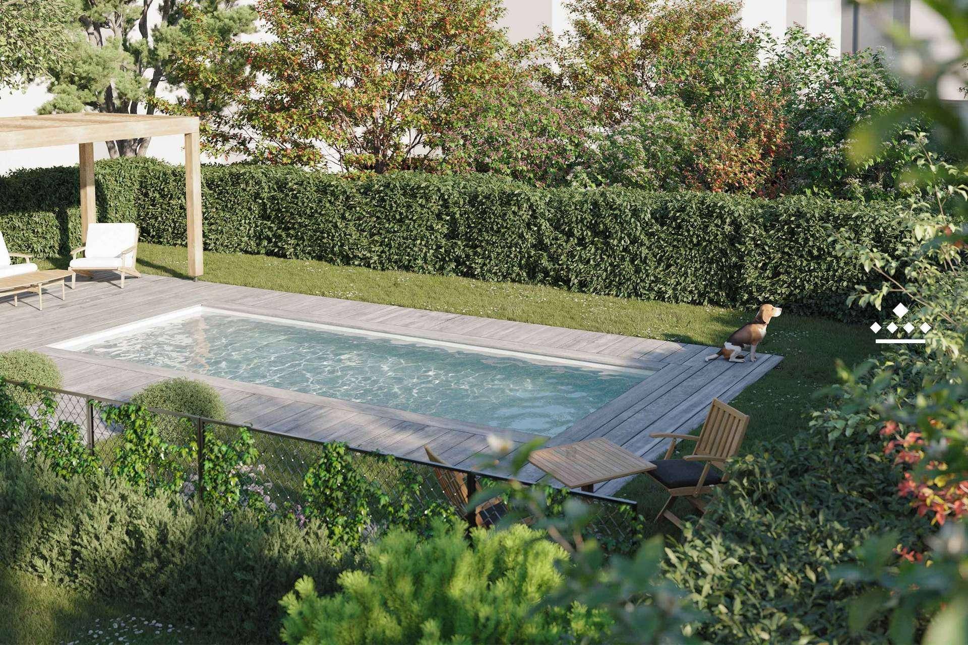 Großer Außenpool mit Holzdeck, umgeben von einem grünen Garten und Bäumen, ideal zur Entspannung.