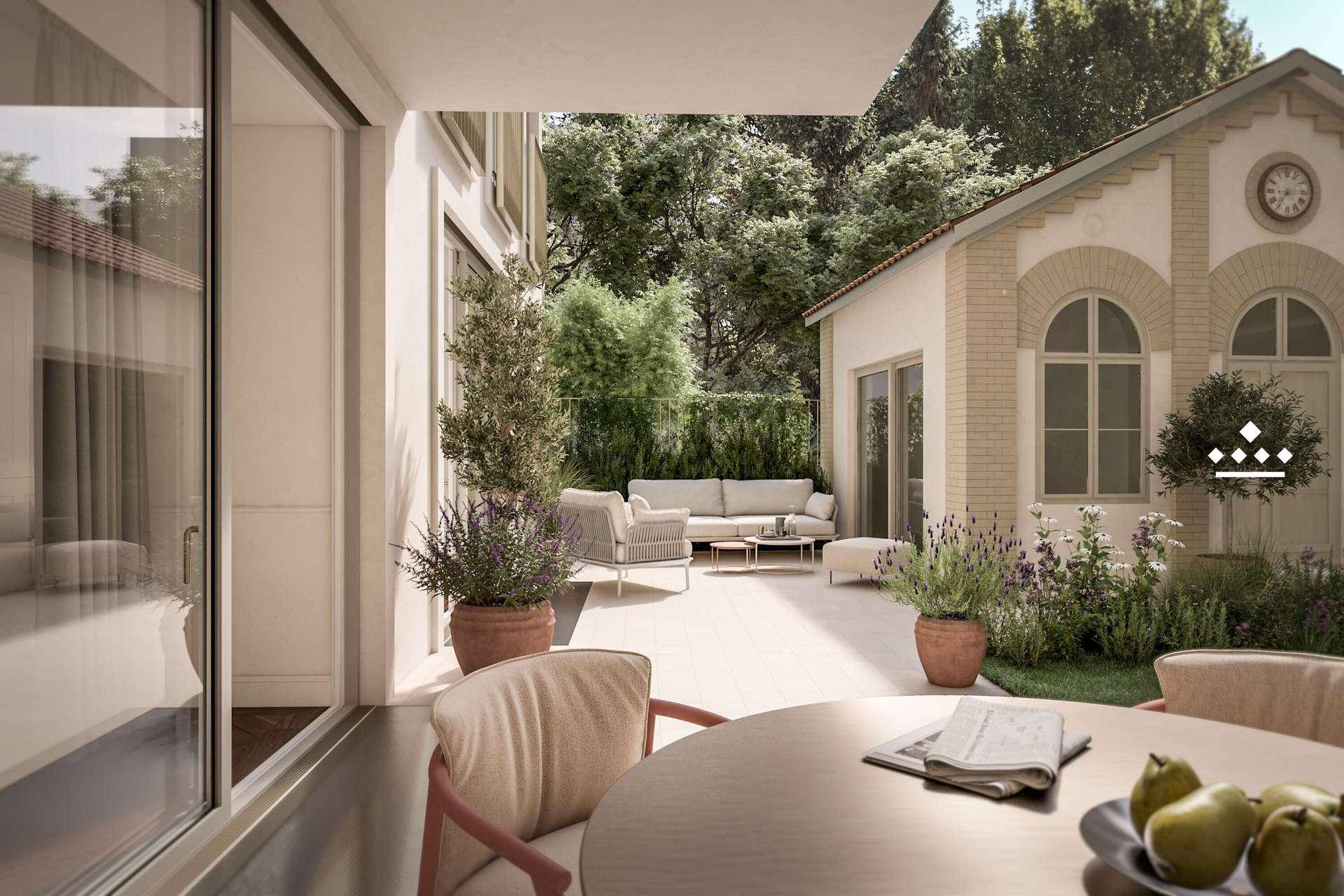 Großzügige Terrasse mit Lounge-Möbeln und Esstisch, umgeben von üppigem Grün und einem charmanten Nebengebäude.
